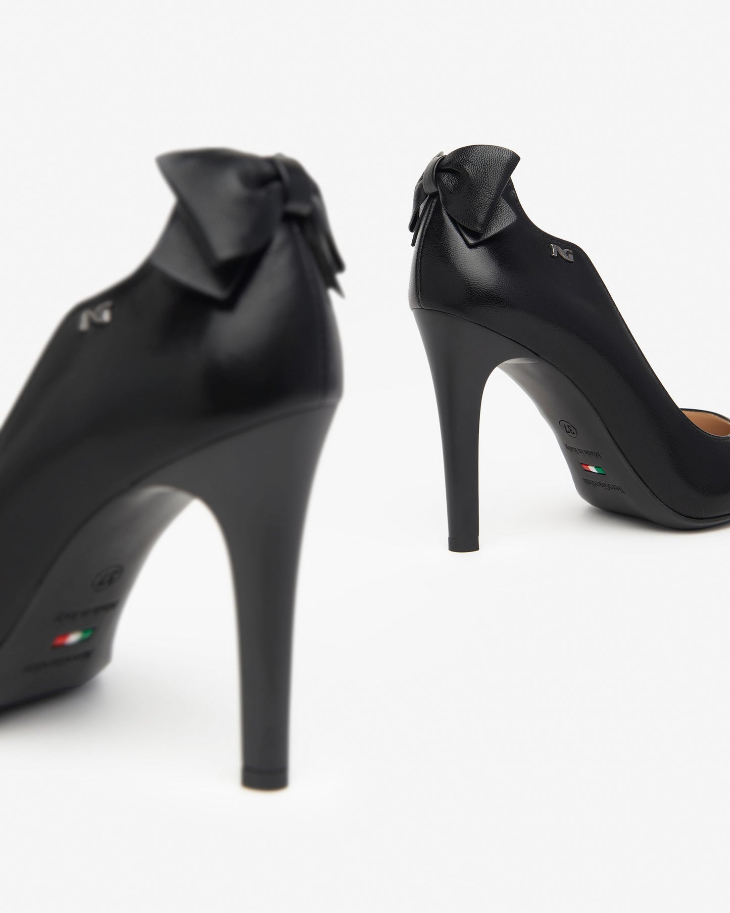 Elegante Damenpumps von NeroGiardini bestehen aus hochwertigem Leder, haben einen femininen 9,5 cm Stiletto-Absatz und bieten mit der hochwertigen Verarbeitung und der eleganten Linienführung einen stilvollen Auftritt bei jedem Anlass.