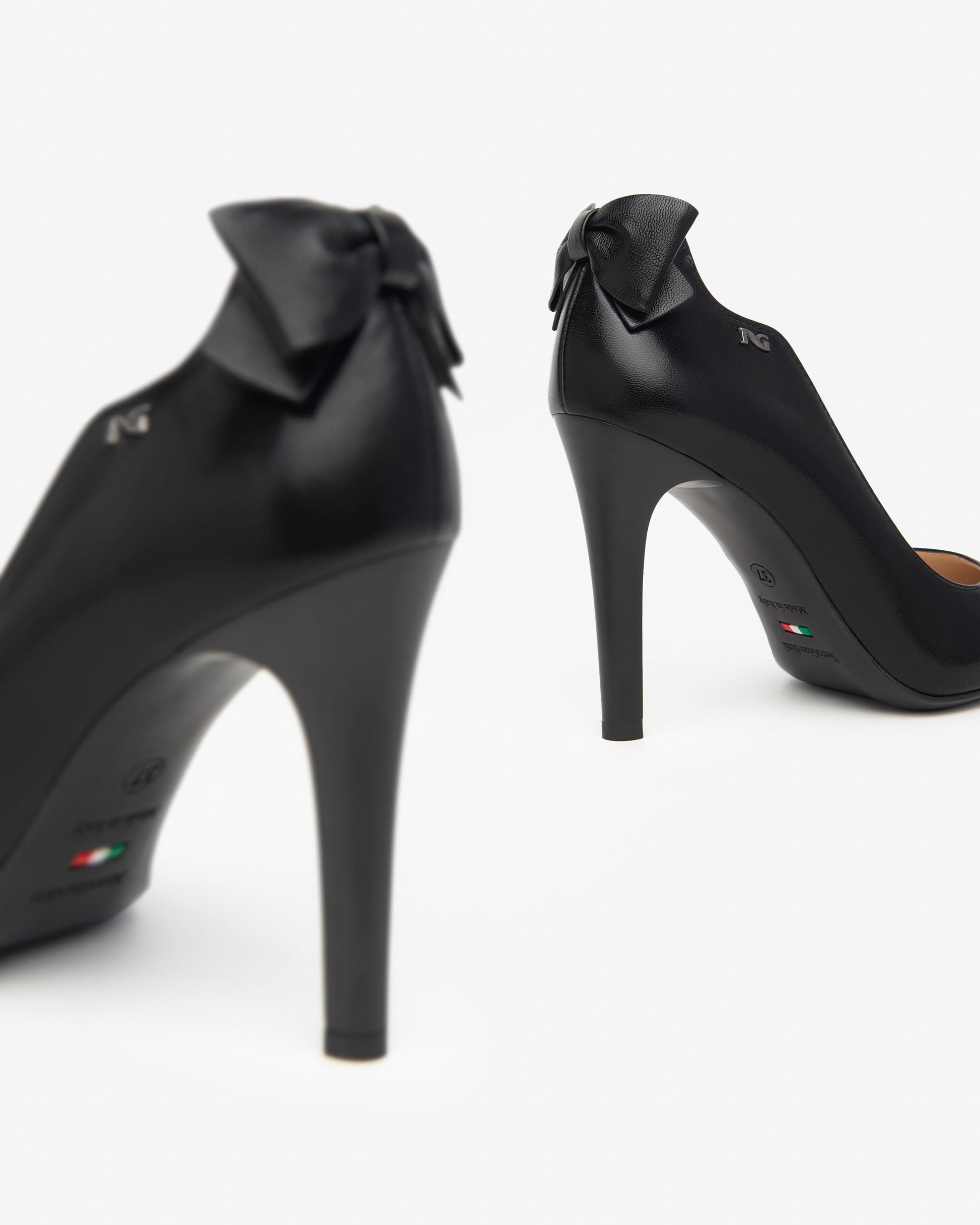 Elegante Damenpumps von NeroGiardini bestehen aus hochwertigem Leder, haben einen femininen 9,5 cm Stiletto-Absatz und bieten mit der hochwertigen Verarbeitung und der eleganten Linienführung einen stilvollen Auftritt bei jedem Anlass.