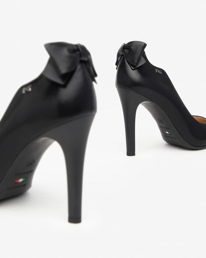 Elegante Damenpumps von NeroGiardini bestehen aus hochwertigem Leder, haben einen femininen 9,5 cm Stiletto-Absatz und bieten mit der hochwertigen Verarbeitung und der eleganten Linienführung einen stilvollen Auftritt bei jedem Anlass.