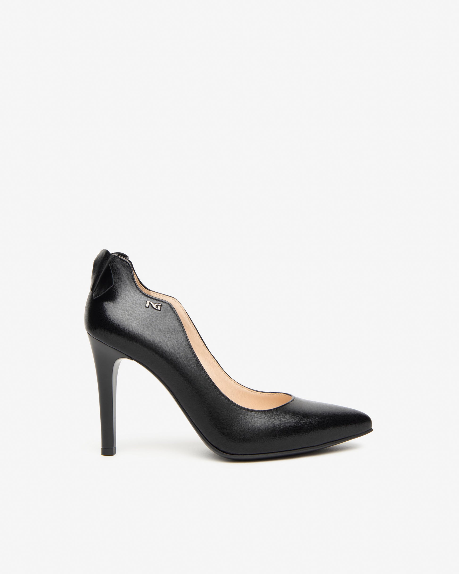 Elegante Damenpumps von NeroGiardini bestehen aus hochwertigem Leder, haben einen femininen 9,5 cm Stiletto-Absatz und bieten mit der hochwertigen Verarbeitung und der eleganten Linienführung einen stilvollen Auftritt bei jedem Anlass.