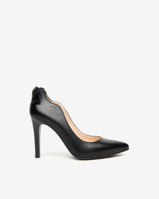 Elegante Damenpumps von NeroGiardini bestehen aus hochwertigem Leder, haben einen femininen 9,5 cm Stiletto-Absatz und bieten mit der hochwertigen Verarbeitung und der eleganten Linienführung einen stilvollen Auftritt bei jedem Anlass.