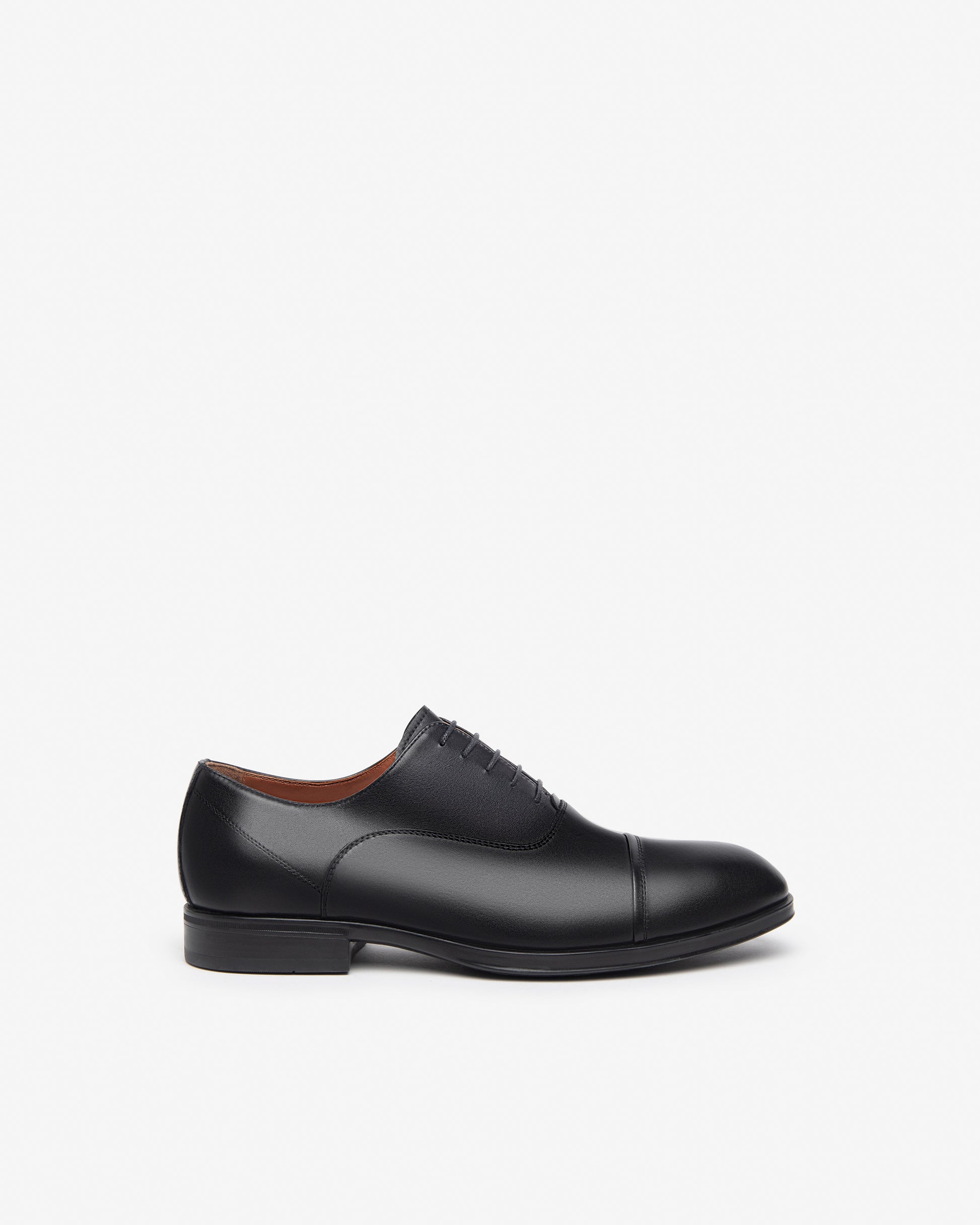 Der elegante NeroGiardini Herrenschuhe aus der Premium-Kollektion steht für italienische Handwerkskunst und zeitlose Eleganz. Aus feinem Leder gefertigt – sowohl innen als auch außen – bietet er optimalen Tragekomfort und hervorragende Atmungsaktivität. Die herausnehmbare Innensohle und die dezente Absatzhöhe von 2,5 cm vereinen Stil und Bequemlichkeit. Ein vielseitiger Schnürschuh für stilbewusste Männer – ob fürs Büro oder festliche Anlässe.