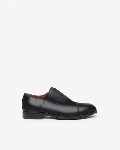 Der elegante NeroGiardini Herrenschuhe aus der Premium-Kollektion steht für italienische Handwerkskunst und zeitlose Eleganz. Aus feinem Leder gefertigt – sowohl innen als auch außen – bietet er optimalen Tragekomfort und hervorragende Atmungsaktivität. Die herausnehmbare Innensohle und die dezente Absatzhöhe von 2,5 cm vereinen Stil und Bequemlichkeit. Ein vielseitiger Schnürschuh für stilbewusste Männer – ob fürs Büro oder festliche Anlässe.