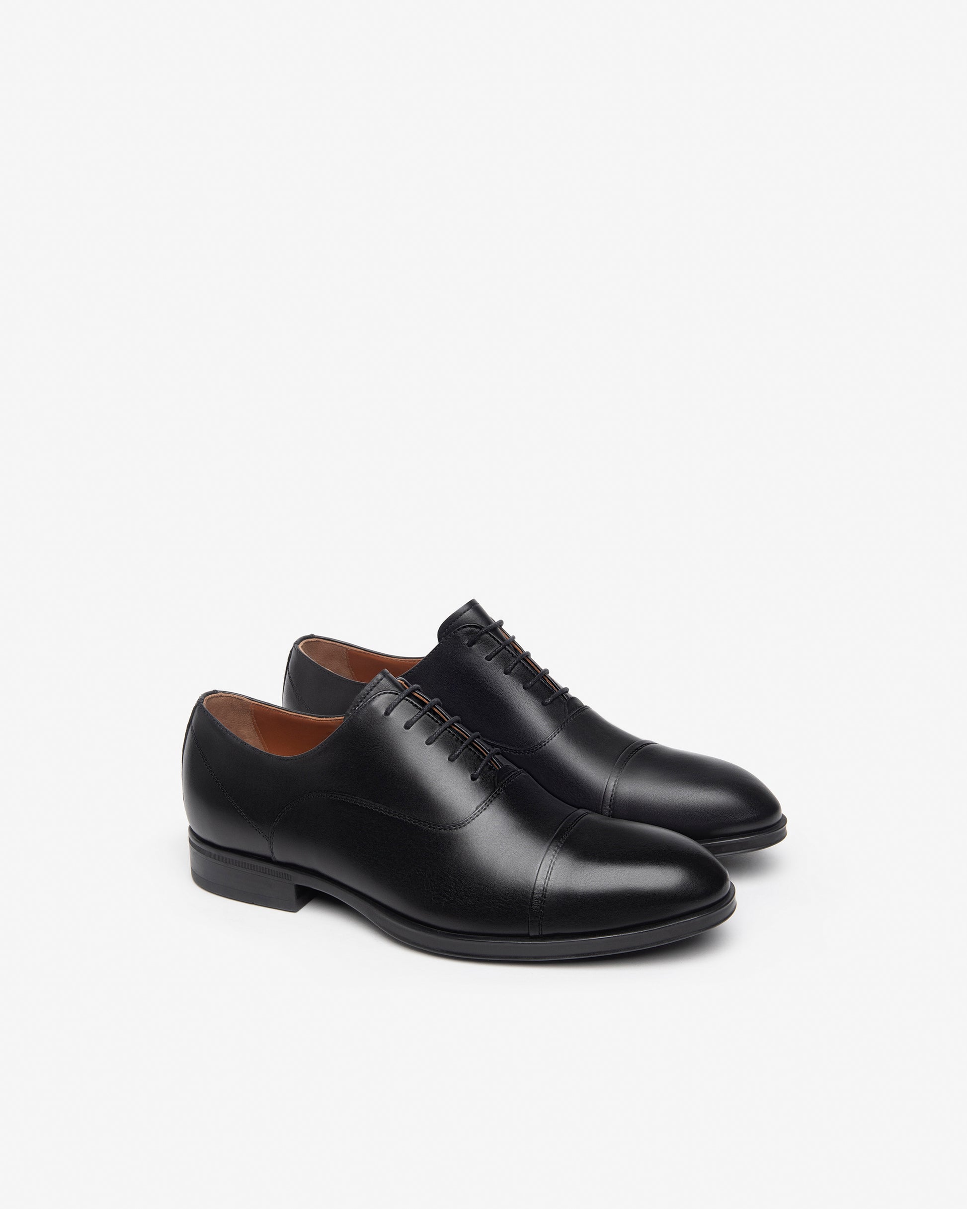 Der elegante NeroGiardini Herrenschuhe aus der Premium-Kollektion steht für italienische Handwerkskunst und zeitlose Eleganz. Aus feinem Leder gefertigt – sowohl innen als auch außen – bietet er optimalen Tragekomfort und hervorragende Atmungsaktivität. Die herausnehmbare Innensohle und die dezente Absatzhöhe von 2,5 cm vereinen Stil und Bequemlichkeit. Ein vielseitiger Schnürschuh für stilbewusste Männer – ob fürs Büro oder festliche Anlässe.