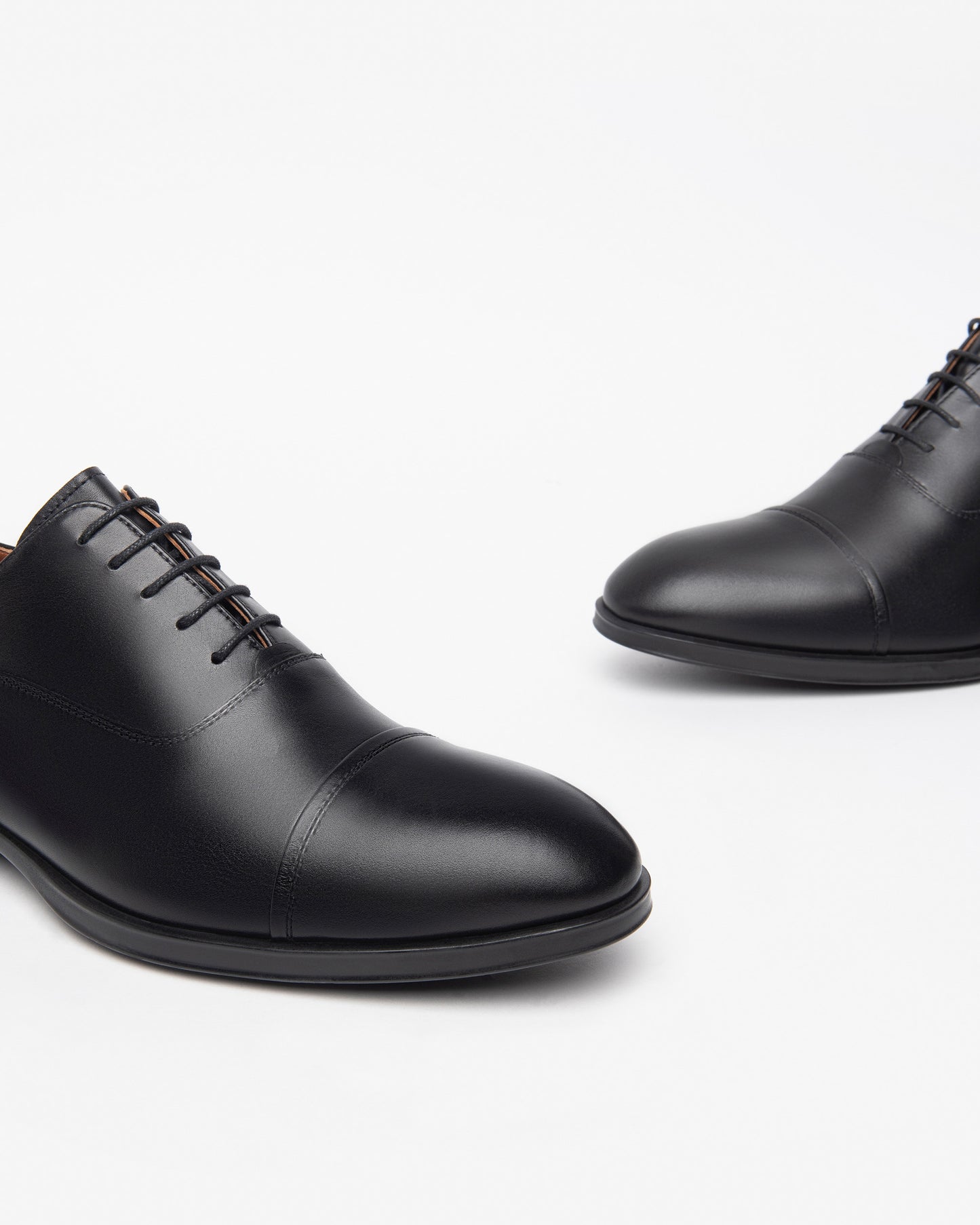Der elegante NeroGiardini Herrenschuhe aus der Premium-Kollektion steht für italienische Handwerkskunst und zeitlose Eleganz. Aus feinem Leder gefertigt – sowohl innen als auch außen – bietet er optimalen Tragekomfort und hervorragende Atmungsaktivität. Die herausnehmbare Innensohle und die dezente Absatzhöhe von 2,5 cm vereinen Stil und Bequemlichkeit. Ein vielseitiger Schnürschuh für stilbewusste Männer – ob fürs Büro oder festliche Anlässe.