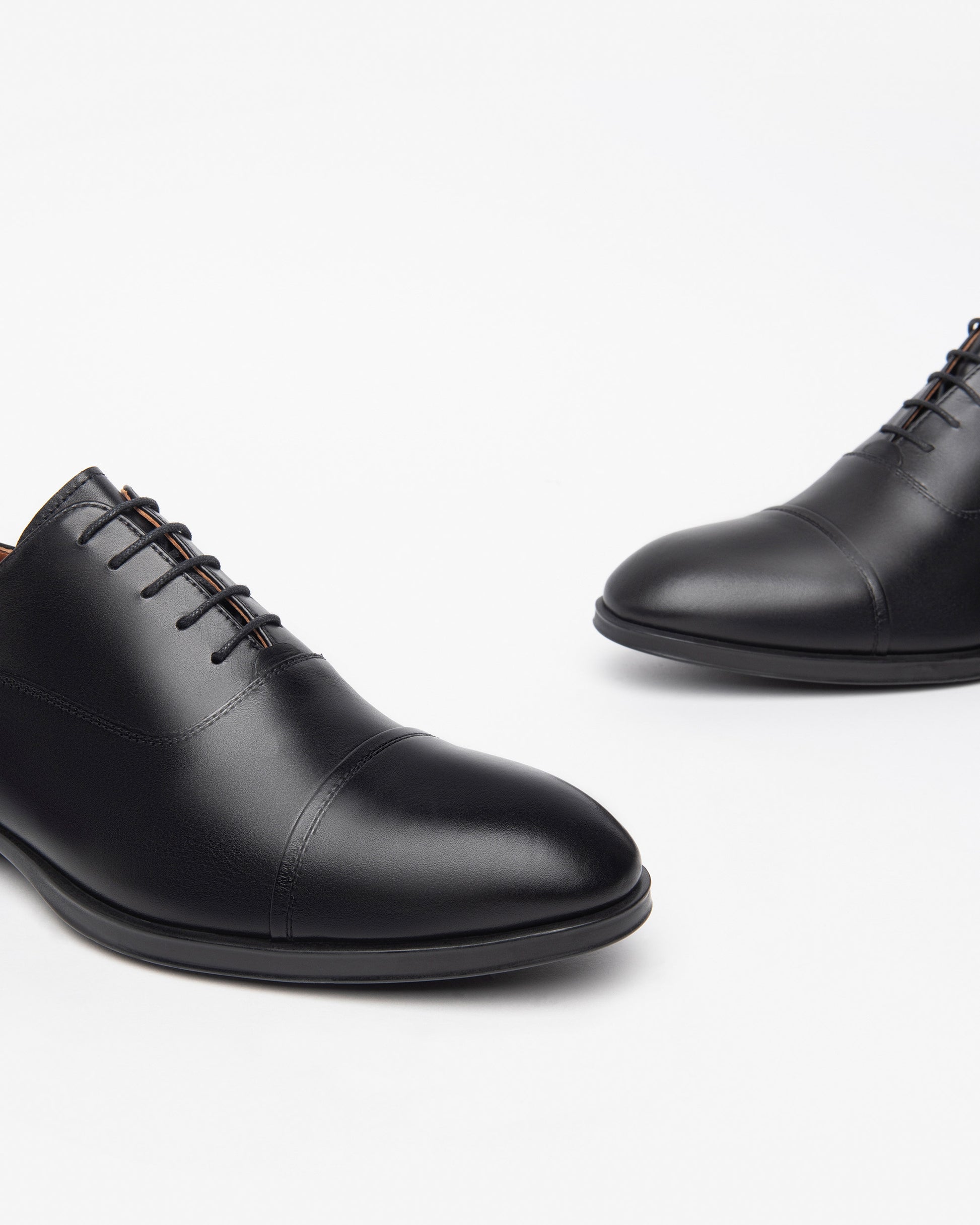 Der elegante NeroGiardini Herrenschuhe aus der Premium-Kollektion steht für italienische Handwerkskunst und zeitlose Eleganz. Aus feinem Leder gefertigt – sowohl innen als auch außen – bietet er optimalen Tragekomfort und hervorragende Atmungsaktivität. Die herausnehmbare Innensohle und die dezente Absatzhöhe von 2,5 cm vereinen Stil und Bequemlichkeit. Ein vielseitiger Schnürschuh für stilbewusste Männer – ob fürs Büro oder festliche Anlässe.