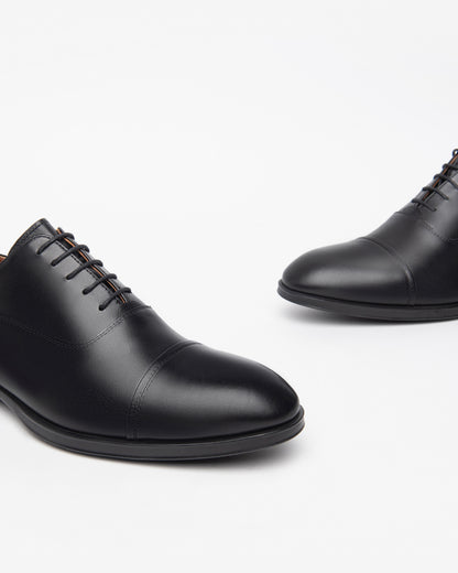 Der elegante NeroGiardini Herrenschuhe aus der Premium-Kollektion steht für italienische Handwerkskunst und zeitlose Eleganz. Aus feinem Leder gefertigt – sowohl innen als auch außen – bietet er optimalen Tragekomfort und hervorragende Atmungsaktivität. Die herausnehmbare Innensohle und die dezente Absatzhöhe von 2,5 cm vereinen Stil und Bequemlichkeit. Ein vielseitiger Schnürschuh für stilbewusste Männer – ob fürs Büro oder festliche Anlässe.