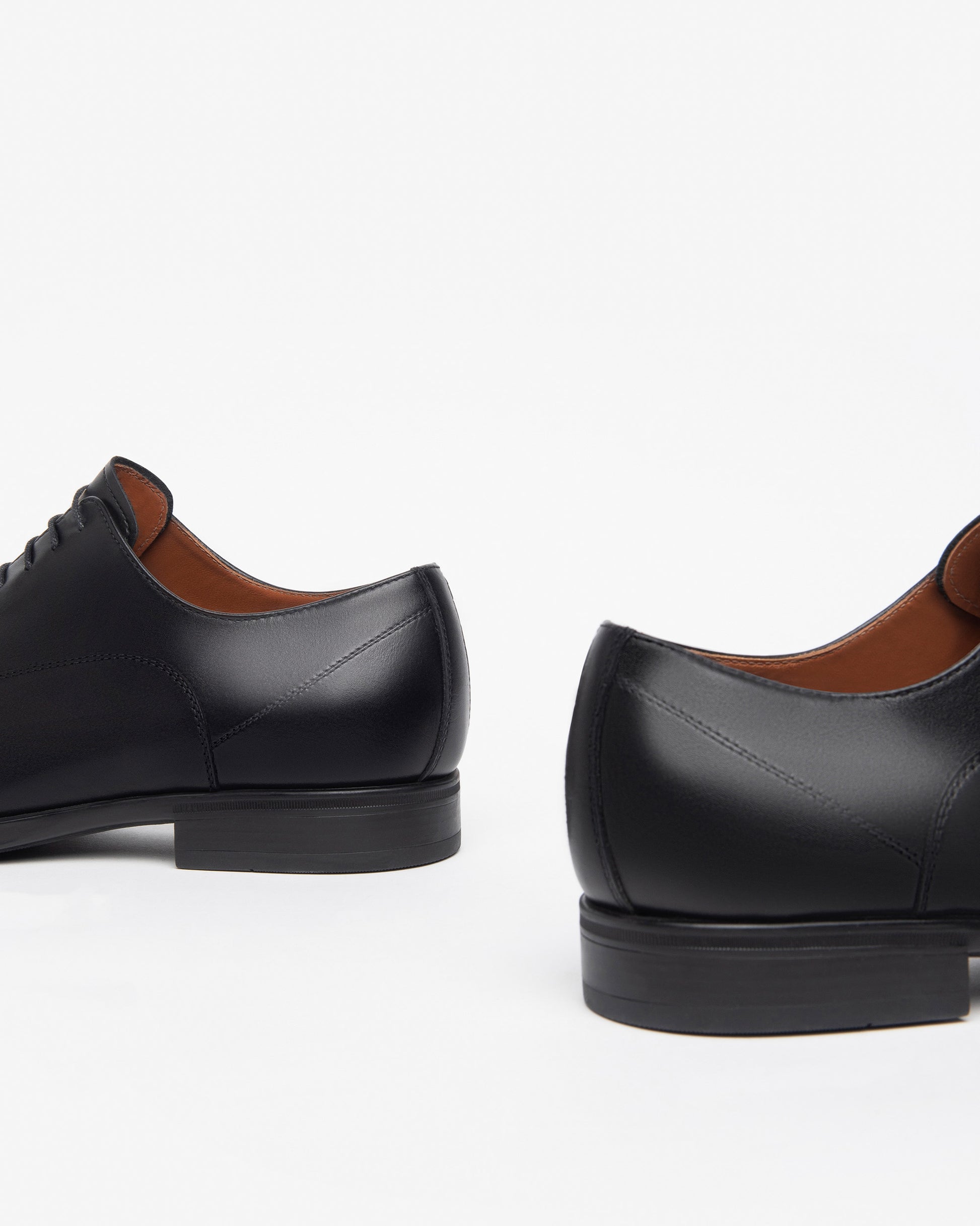 Der elegante NeroGiardini Herrenschuhe aus der Premium-Kollektion steht für italienische Handwerkskunst und zeitlose Eleganz. Aus feinem Leder gefertigt – sowohl innen als auch außen – bietet er optimalen Tragekomfort und hervorragende Atmungsaktivität. Die herausnehmbare Innensohle und die dezente Absatzhöhe von 2,5 cm vereinen Stil und Bequemlichkeit. Ein vielseitiger Schnürschuh für stilbewusste Männer – ob fürs Büro oder festliche Anlässe.