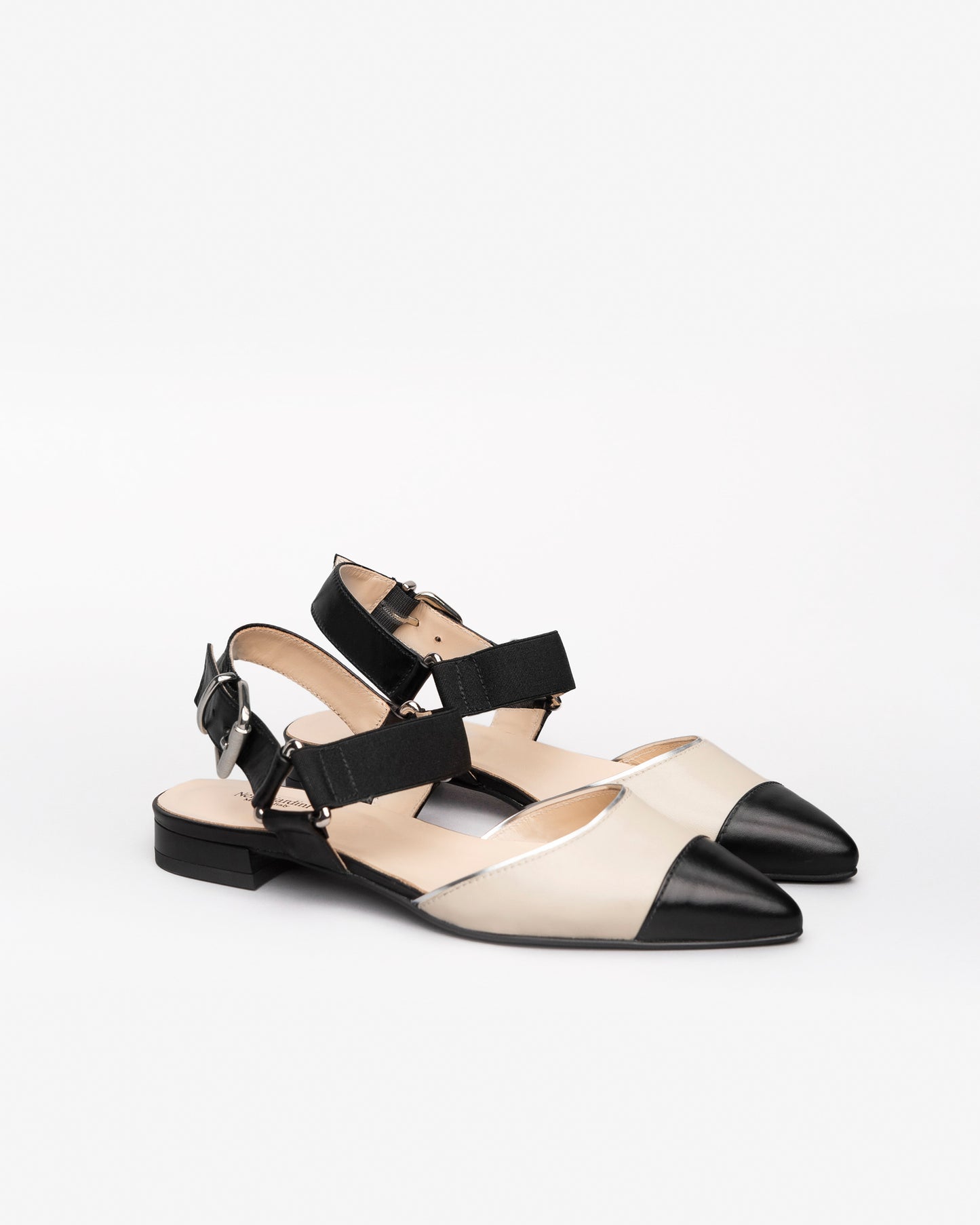 Diese klassischen Damen-Ballerinas von NeroGiardini in elegantem Schwarz überzeugen durch hochwertiges Leder, italienische Handwerkskunst und eine bequeme Passform. Der 2 cm hohe Blockabsatz und die seitliche Schnalle sorgen für sicheren Halt und stilvolle Leichtigkeit – ideal für den Alltag oder das Büro. Ein femininer Look mit zeitloser Note.