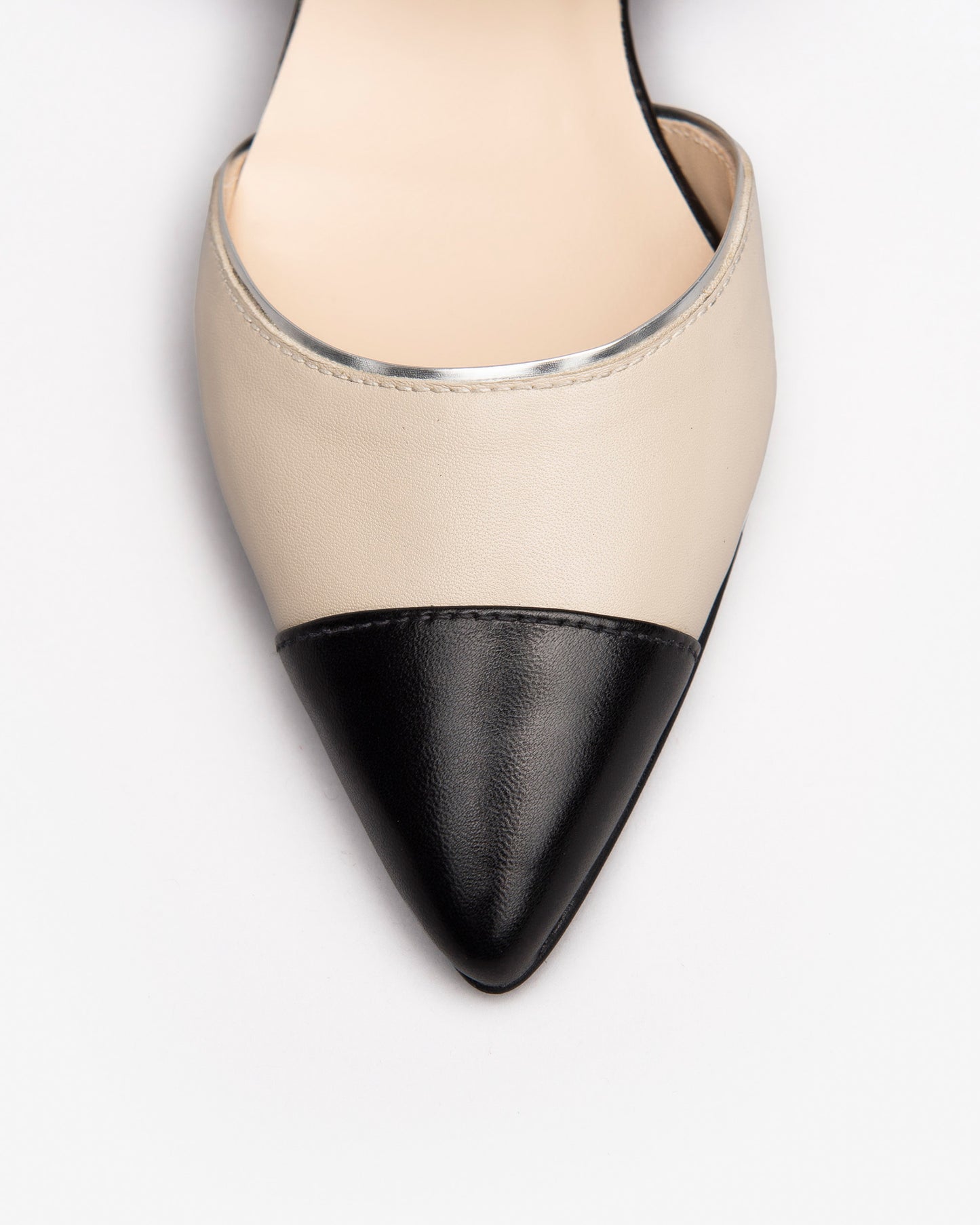 Diese klassischen Damen-Ballerinas von NeroGiardini in elegantem Schwarz überzeugen durch hochwertiges Leder, italienische Handwerkskunst und eine bequeme Passform. Der 2 cm hohe Blockabsatz und die seitliche Schnalle sorgen für sicheren Halt und stilvolle Leichtigkeit – ideal für den Alltag oder das Büro. Ein femininer Look mit zeitloser Note.