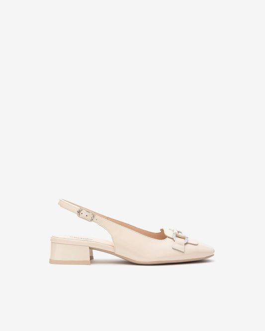 Diese stilvollen Slingback-Pumps von NeroGiardini in edlem Elfenbein bestehen aus hochwertigem Lackleder und vereinen klassisches Design mit moderner Bequemlichkeit. Der 3 cm hohe Blockabsatz und die Schnalle sorgen für sicheren Halt und angenehmen Komfort – perfekt für Büro, Events oder einen eleganten Stadtbummel. Ein zeitloser Schuh im italienischen Stil, der zu vielen Outfits passt.