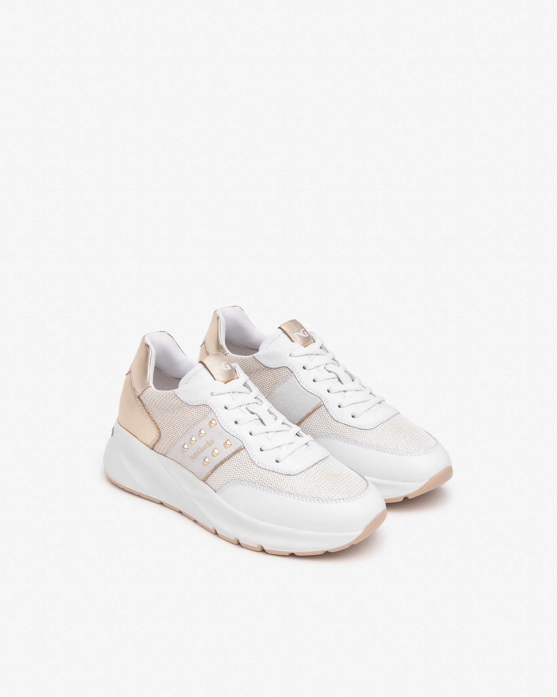 Diese modernen Damen-Sneaker von NeroGiardini bestehen aus hochwertigem Leder, Canvas und technischem Material. Die bequeme Passform, ein sportlicher Look und die DryGo!®-Innensohle für optimale Feuchtigkeitsregulierung machen sie zum perfekten Begleiter für Alltag und besondere Anlässe. Das italienische Design verleiht jedem Outfit einen trendigen Touch mit Persönlichkeit.