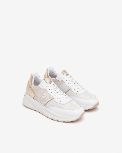 Diese modernen Damen-Sneaker von NeroGiardini bestehen aus hochwertigem Leder, Canvas und technischem Material. Die bequeme Passform, ein sportlicher Look und die DryGo!®-Innensohle für optimale Feuchtigkeitsregulierung machen sie zum perfekten Begleiter für Alltag und besondere Anlässe. Das italienische Design verleiht jedem Outfit einen trendigen Touch mit Persönlichkeit.