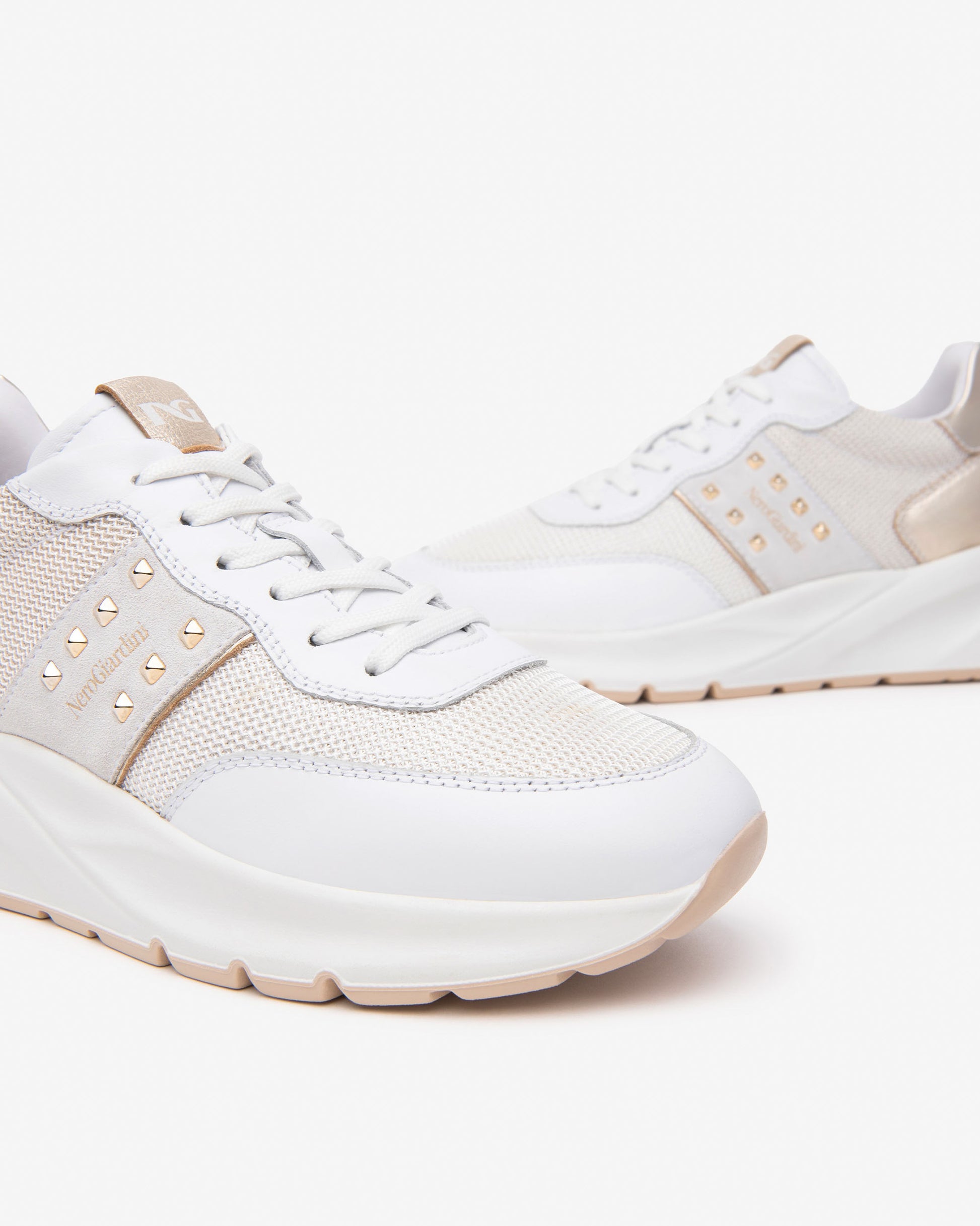 Diese modernen Damen-Sneaker von NeroGiardini bestehen aus hochwertigem Leder, Canvas und technischem Material. Die bequeme Passform, ein sportlicher Look und die DryGo!®-Innensohle für optimale Feuchtigkeitsregulierung machen sie zum perfekten Begleiter für Alltag und besondere Anlässe. Das italienische Design verleiht jedem Outfit einen trendigen Touch mit Persönlichkeit.