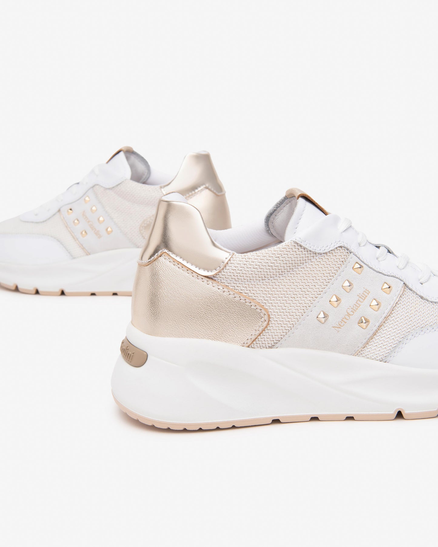 Diese modernen Damen-Sneaker von NeroGiardini bestehen aus hochwertigem Leder, Canvas und technischem Material. Die bequeme Passform, ein sportlicher Look und die DryGo!®-Innensohle für optimale Feuchtigkeitsregulierung machen sie zum perfekten Begleiter für Alltag und besondere Anlässe. Das italienische Design verleiht jedem Outfit einen trendigen Touch mit Persönlichkeit.