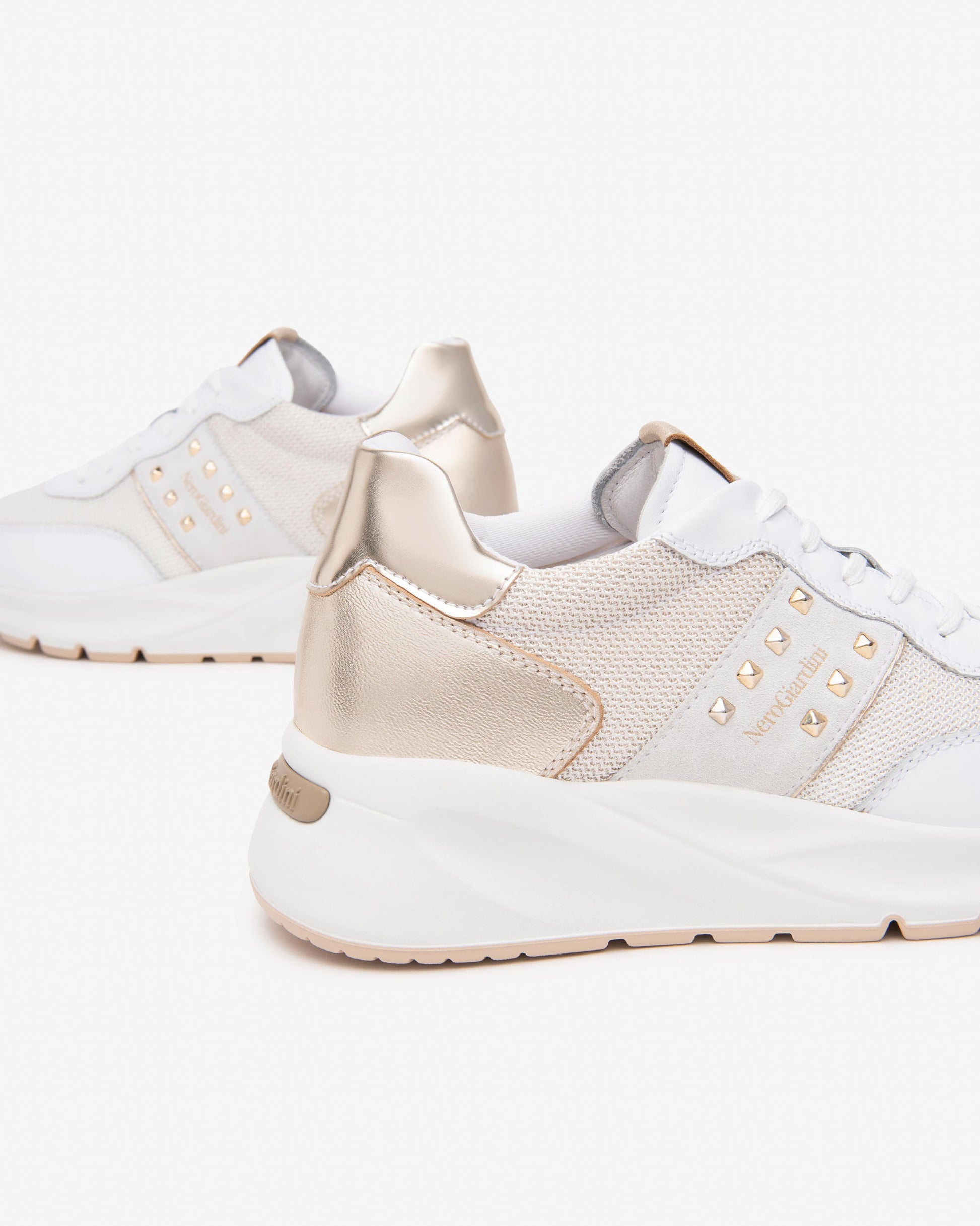 Diese modernen Damen-Sneaker von NeroGiardini bestehen aus hochwertigem Leder, Canvas und technischem Material. Die bequeme Passform, ein sportlicher Look und die DryGo!®-Innensohle für optimale Feuchtigkeitsregulierung machen sie zum perfekten Begleiter für Alltag und besondere Anlässe. Das italienische Design verleiht jedem Outfit einen trendigen Touch mit Persönlichkeit.