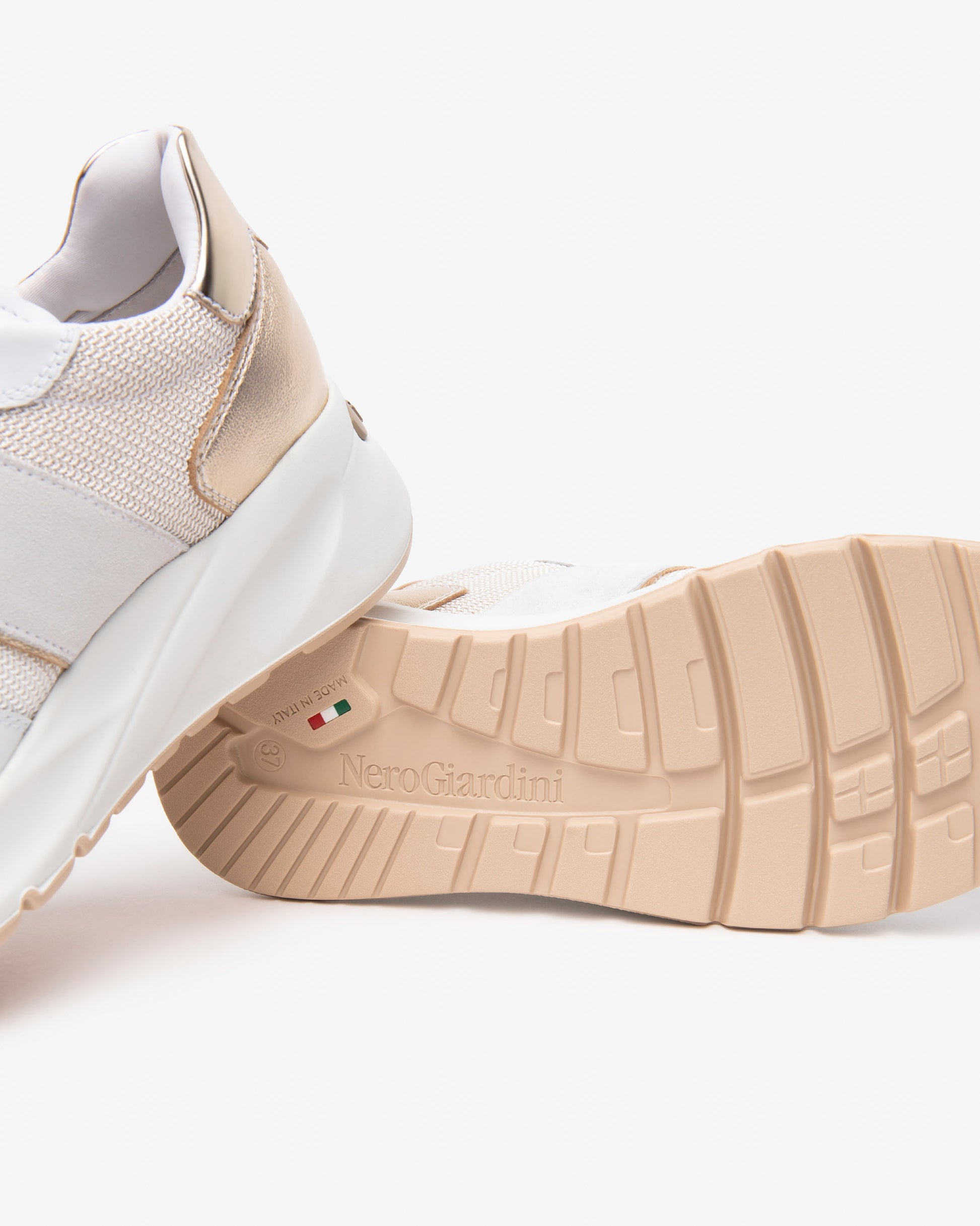 Diese modernen Damen-Sneaker von NeroGiardini bestehen aus hochwertigem Leder, Canvas und technischem Material. Die bequeme Passform, ein sportlicher Look und die DryGo!®-Innensohle für optimale Feuchtigkeitsregulierung machen sie zum perfekten Begleiter für Alltag und besondere Anlässe. Das italienische Design verleiht jedem Outfit einen trendigen Touch mit Persönlichkeit.