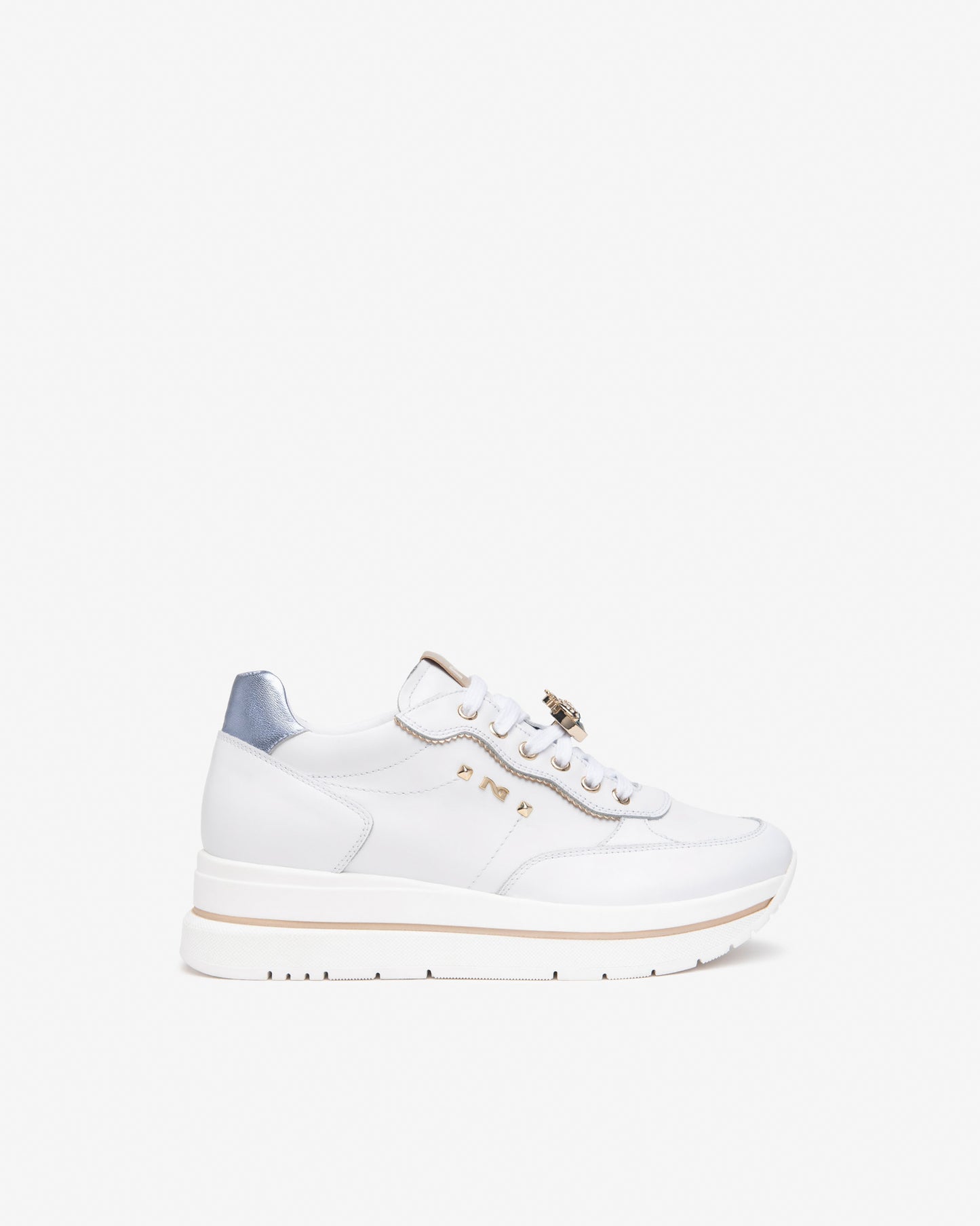 Diese modernen Damen-Sneaker von NeroGiardini bestehen aus hochwertigem Leder. Der 4,5 cm hohe Plateau-Absatz, die bequeme Passform und die innovative DryGo!®-Innensohle sorgen für ganztägigen Komfort und frischen Tragekomfort. Das elegante italienische Design verleiht jedem Outfit einen modernen, stilvollen Akzent.