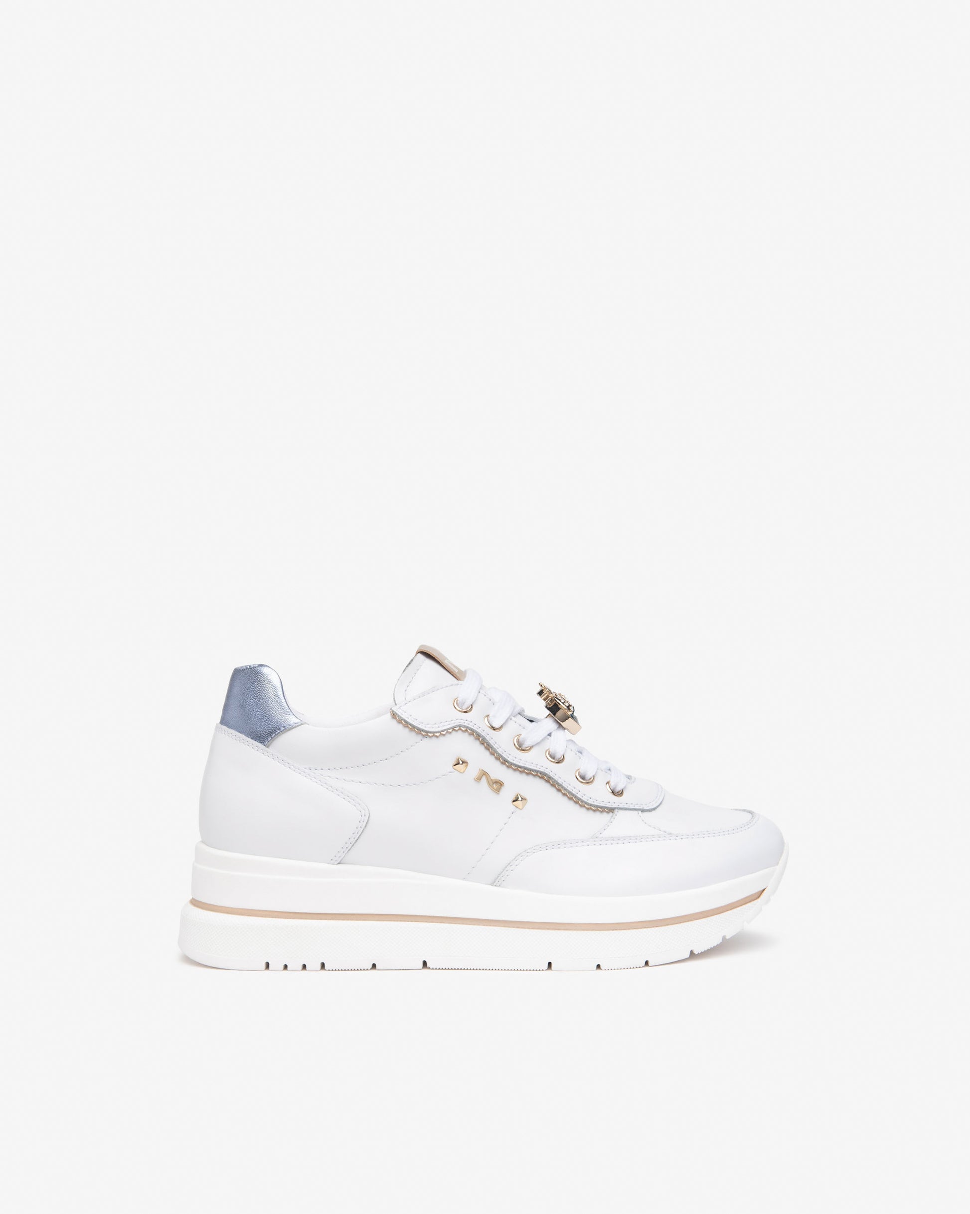 Diese modernen Damen-Sneaker von NeroGiardini bestehen aus hochwertigem Leder. Der 4,5 cm hohe Plateau-Absatz, die bequeme Passform und die innovative DryGo!®-Innensohle sorgen für ganztägigen Komfort und frischen Tragekomfort. Das elegante italienische Design verleiht jedem Outfit einen modernen, stilvollen Akzent.