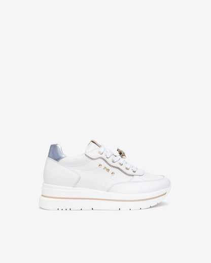 Diese modernen Damen-Sneaker von NeroGiardini bestehen aus hochwertigem Leder. Der 4,5 cm hohe Plateau-Absatz, die bequeme Passform und die innovative DryGo!®-Innensohle sorgen für ganztägigen Komfort und frischen Tragekomfort. Das elegante italienische Design verleiht jedem Outfit einen modernen, stilvollen Akzent.