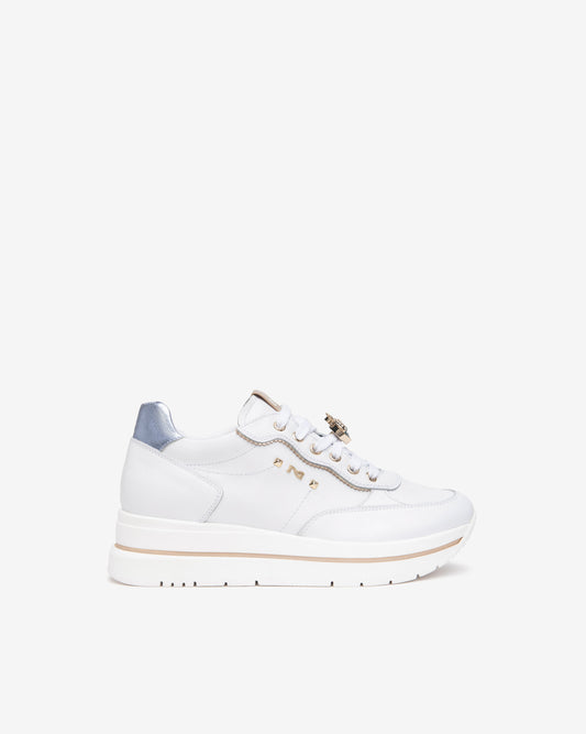 Diese modernen Damen-Sneaker von NeroGiardini bestehen aus hochwertigem Leder. Der 4,5 cm hohe Plateau-Absatz, die bequeme Passform und die innovative DryGo!®-Innensohle sorgen für ganztägigen Komfort und frischen Tragekomfort. Das elegante italienische Design verleiht jedem Outfit einen modernen, stilvollen Akzent.