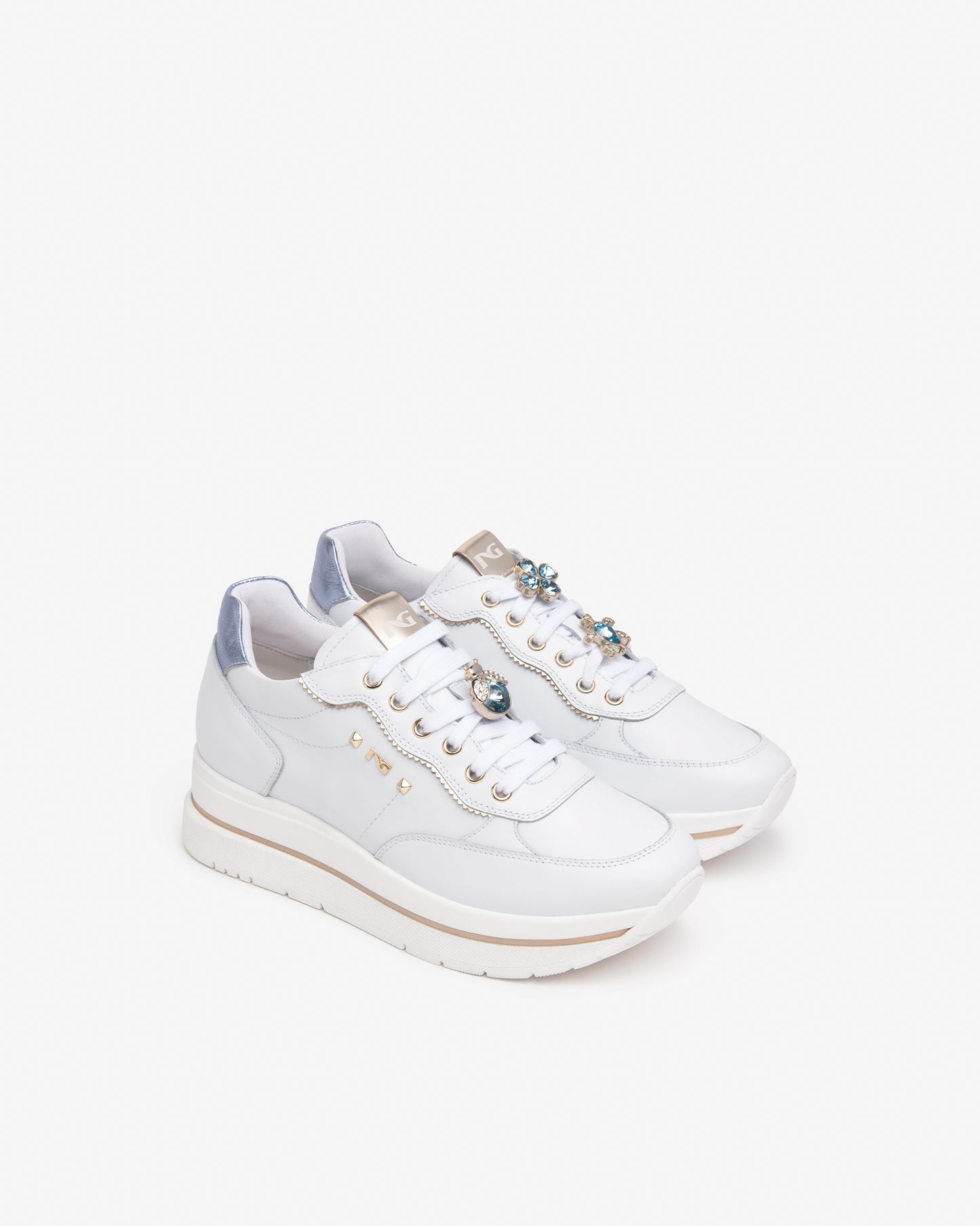 Diese modernen Damen-Sneaker von NeroGiardini bestehen aus hochwertigem Leder. Der 4,5 cm hohe Plateau-Absatz, die bequeme Passform und die innovative DryGo!®-Innensohle sorgen für ganztägigen Komfort und frischen Tragekomfort. Das elegante italienische Design verleiht jedem Outfit einen modernen, stilvollen Akzent.