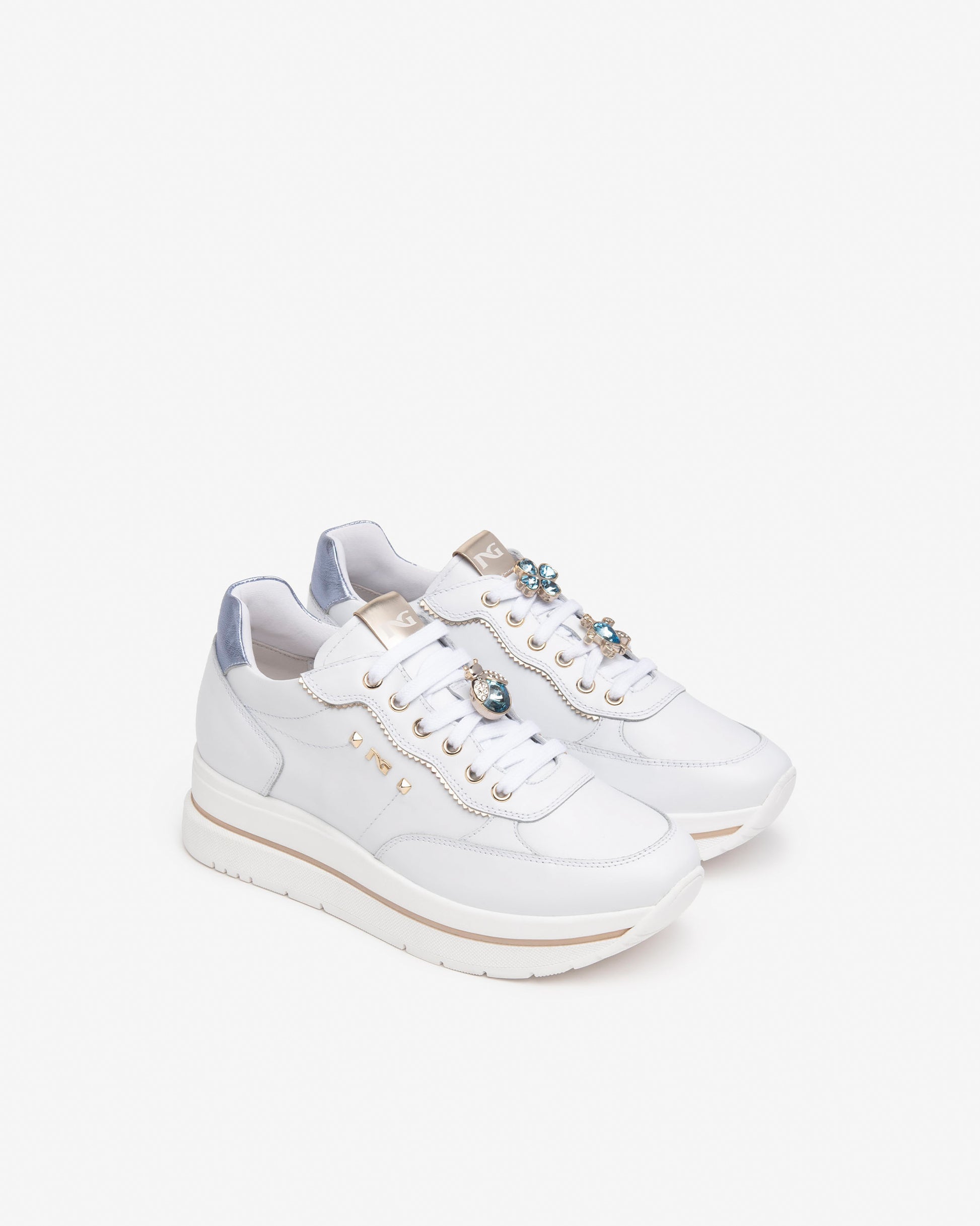 Diese modernen Damen-Sneaker von NeroGiardini bestehen aus hochwertigem Leder. Der 4,5 cm hohe Plateau-Absatz, die bequeme Passform und die innovative DryGo!®-Innensohle sorgen für ganztägigen Komfort und frischen Tragekomfort. Das elegante italienische Design verleiht jedem Outfit einen modernen, stilvollen Akzent.