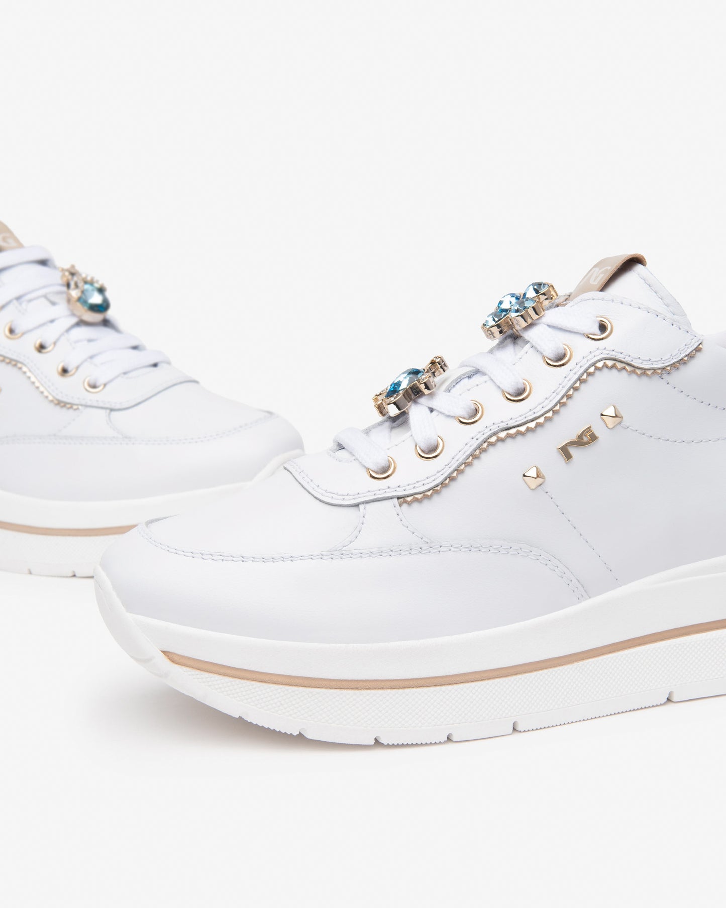 Diese modernen Damen-Sneaker von NeroGiardini bestehen aus hochwertigem Leder. Der 4,5 cm hohe Plateau-Absatz, die bequeme Passform und die innovative DryGo!®-Innensohle sorgen für ganztägigen Komfort und frischen Tragekomfort. Das elegante italienische Design verleiht jedem Outfit einen modernen, stilvollen Akzent.