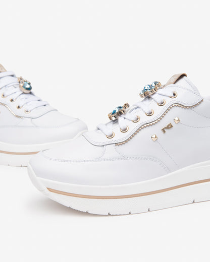 Diese modernen Damen-Sneaker von NeroGiardini bestehen aus hochwertigem Leder. Der 4,5 cm hohe Plateau-Absatz, die bequeme Passform und die innovative DryGo!®-Innensohle sorgen für ganztägigen Komfort und frischen Tragekomfort. Das elegante italienische Design verleiht jedem Outfit einen modernen, stilvollen Akzent.
