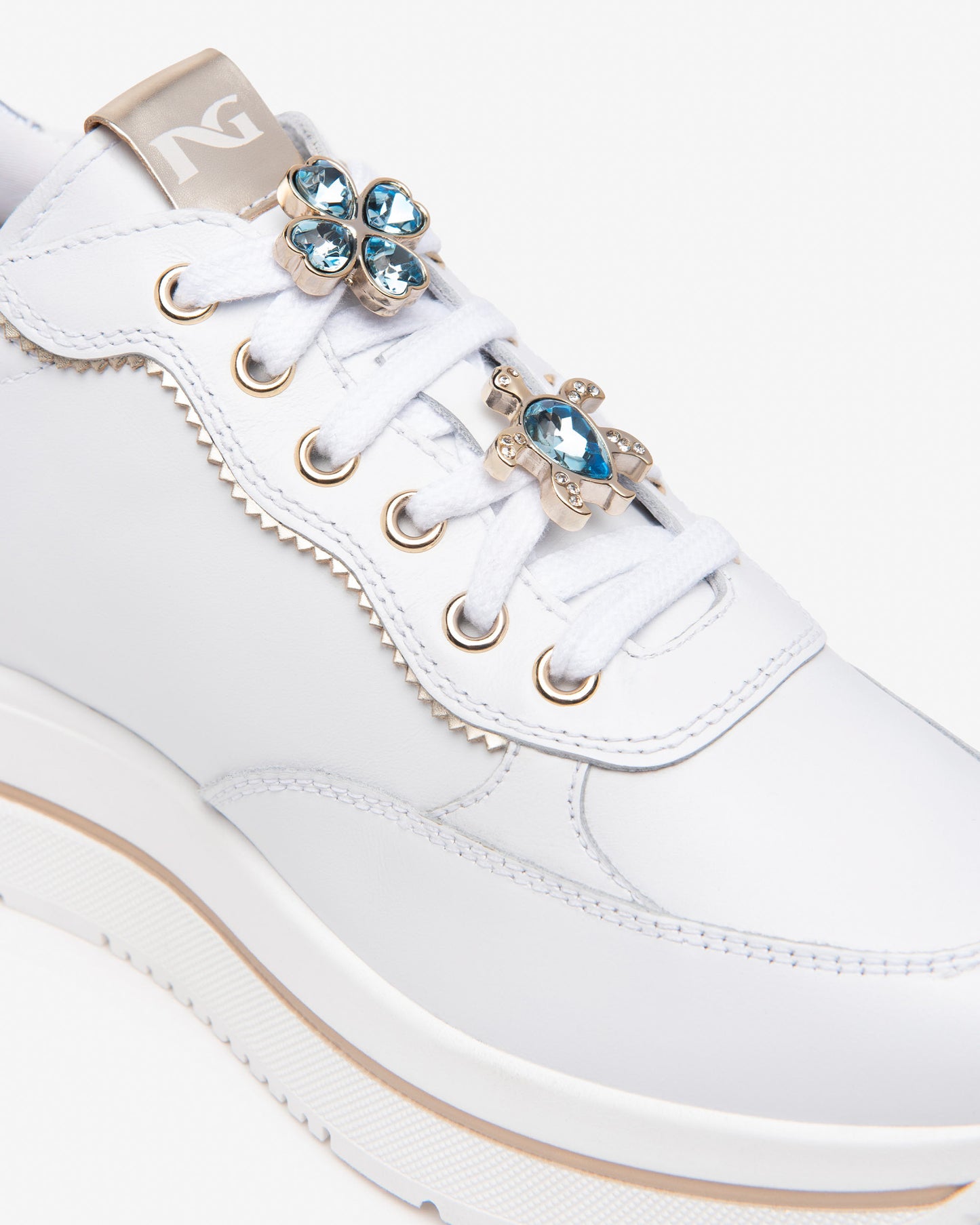 Diese modernen Damen-Sneaker von NeroGiardini bestehen aus hochwertigem Leder. Der 4,5 cm hohe Plateau-Absatz, die bequeme Passform und die innovative DryGo!®-Innensohle sorgen für ganztägigen Komfort und frischen Tragekomfort. Das elegante italienische Design verleiht jedem Outfit einen modernen, stilvollen Akzent.