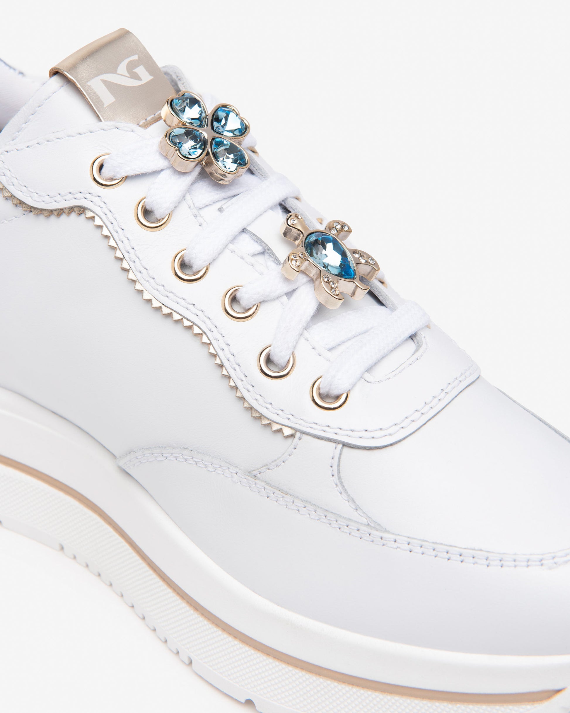 Diese modernen Damen-Sneaker von NeroGiardini bestehen aus hochwertigem Leder. Der 4,5 cm hohe Plateau-Absatz, die bequeme Passform und die innovative DryGo!®-Innensohle sorgen für ganztägigen Komfort und frischen Tragekomfort. Das elegante italienische Design verleiht jedem Outfit einen modernen, stilvollen Akzent.
