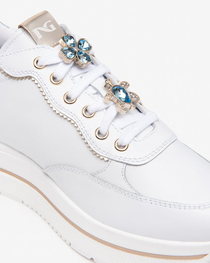 Diese modernen Damen-Sneaker von NeroGiardini bestehen aus hochwertigem Leder. Der 4,5 cm hohe Plateau-Absatz, die bequeme Passform und die innovative DryGo!®-Innensohle sorgen für ganztägigen Komfort und frischen Tragekomfort. Das elegante italienische Design verleiht jedem Outfit einen modernen, stilvollen Akzent.