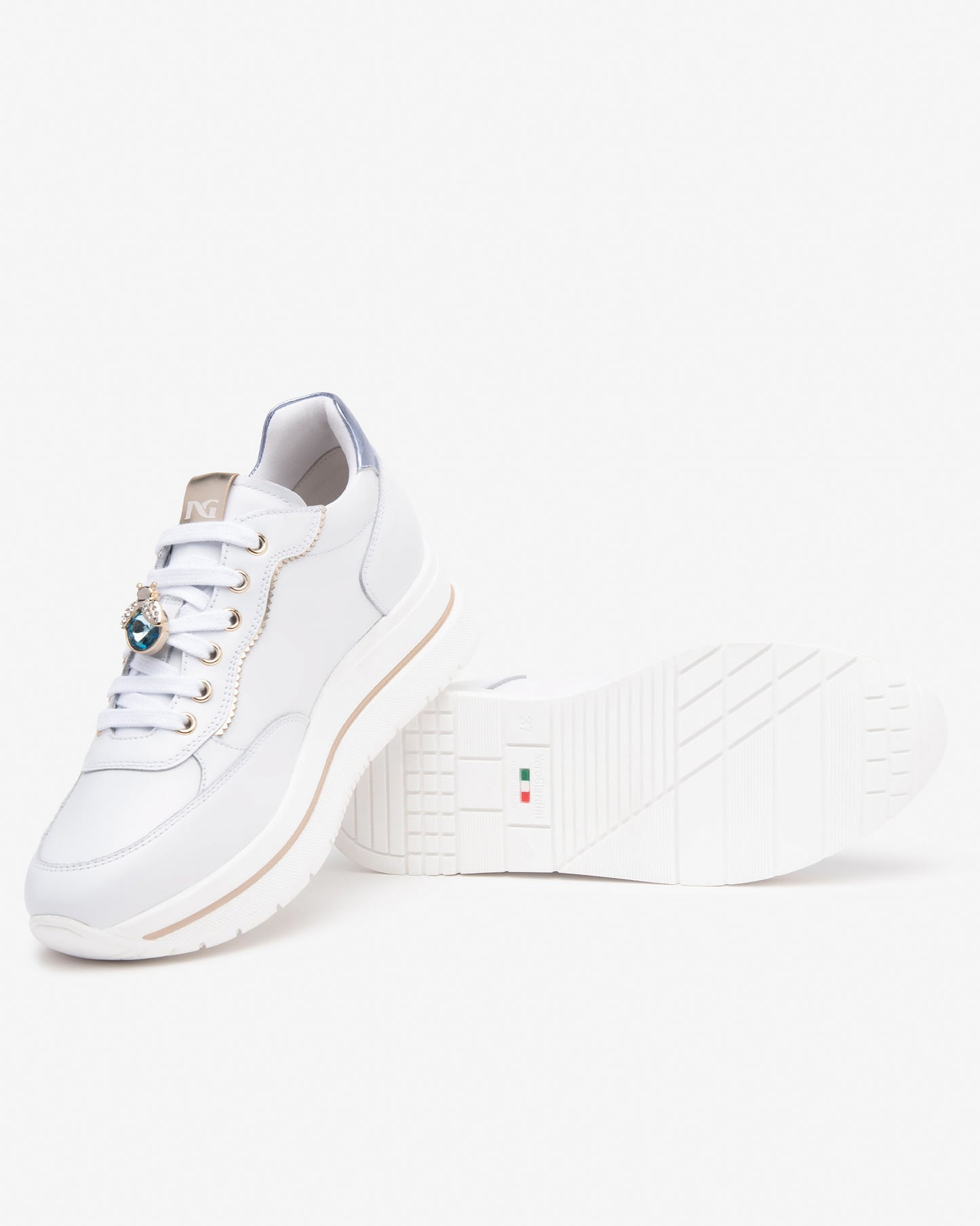 Diese modernen Damen-Sneaker von NeroGiardini bestehen aus hochwertigem Leder. Der 4,5 cm hohe Plateau-Absatz, die bequeme Passform und die innovative DryGo!®-Innensohle sorgen für ganztägigen Komfort und frischen Tragekomfort. Das elegante italienische Design verleiht jedem Outfit einen modernen, stilvollen Akzent.