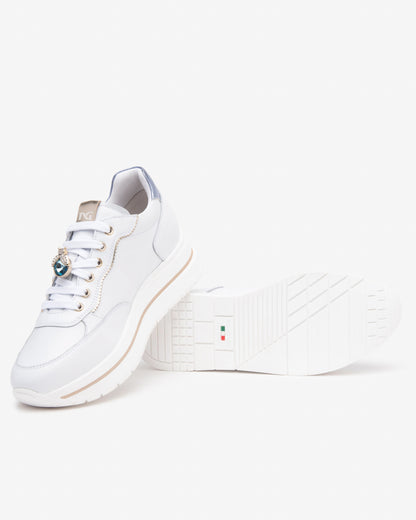 Diese modernen Damen-Sneaker von NeroGiardini bestehen aus hochwertigem Leder. Der 4,5 cm hohe Plateau-Absatz, die bequeme Passform und die innovative DryGo!®-Innensohle sorgen für ganztägigen Komfort und frischen Tragekomfort. Das elegante italienische Design verleiht jedem Outfit einen modernen, stilvollen Akzent.