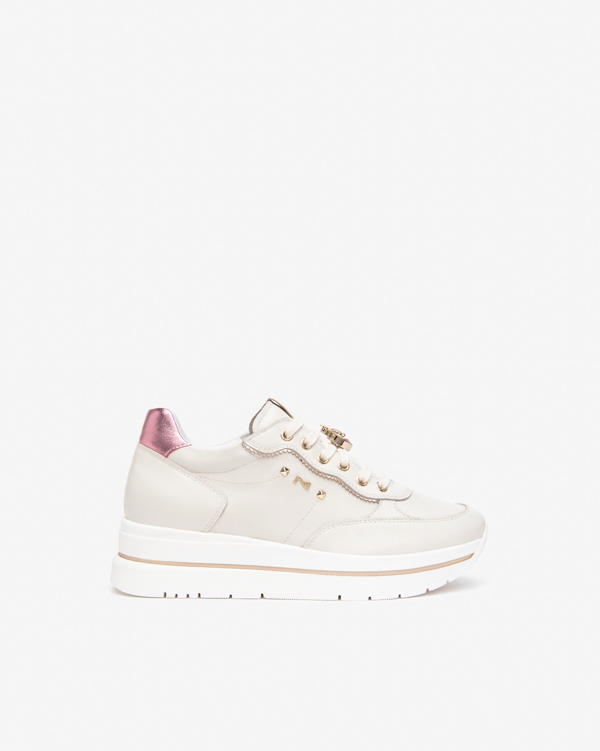 Dieser moderne Damen-Sneaker von NeroGiardini besteht aus hochwertigem Leder. Der 4,5 cm hohe Plateau-Absatz, die bequeme Passform und die innovative DryGo!®-Innensohle sorgen für ganztägigen Komfort und frischen Tragekomfort. Das elegante italienische Design verleiht jedem Outfit einen modernen, stilvollen Akzent.