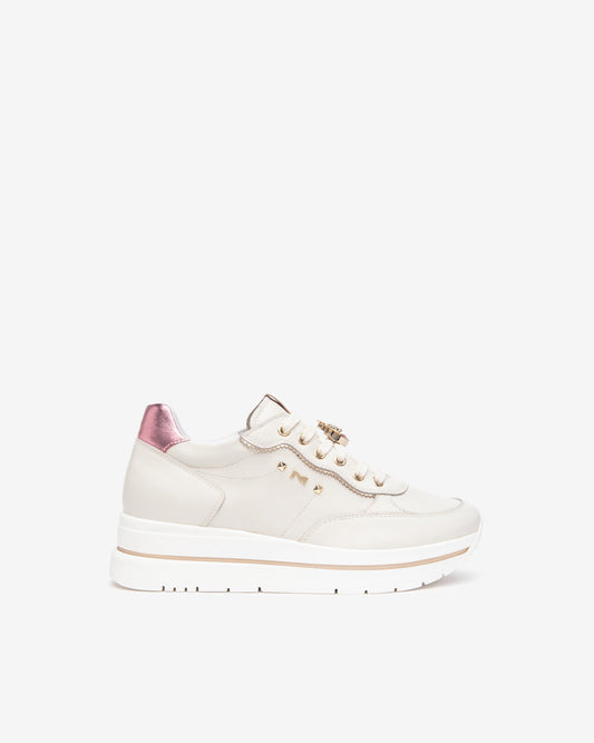 Dieser moderne Damen-Sneaker von NeroGiardini besteht aus hochwertigem Leder. Der 4,5 cm hohe Plateau-Absatz, die bequeme Passform und die innovative DryGo!®-Innensohle sorgen für ganztägigen Komfort und frischen Tragekomfort. Das elegante italienische Design verleiht jedem Outfit einen modernen, stilvollen Akzent.
