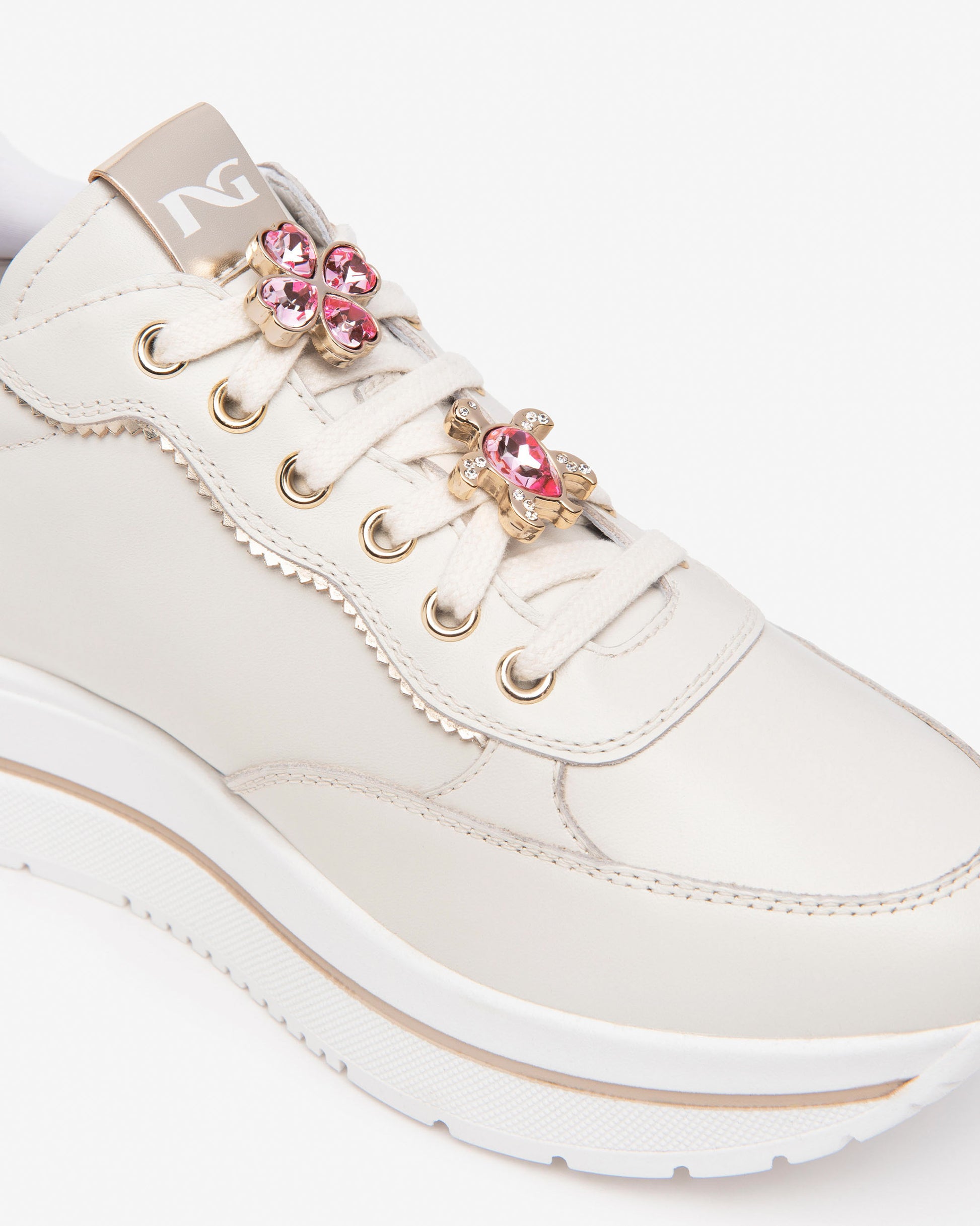 Dieser moderne Damen-Sneaker von NeroGiardini besteht aus hochwertigem Leder. Der 4,5 cm hohe Plateau-Absatz, die bequeme Passform und die innovative DryGo!®-Innensohle sorgen für ganztägigen Komfort und frischen Tragekomfort. Das elegante italienische Design verleiht jedem Outfit einen modernen, stilvollen Akzent.