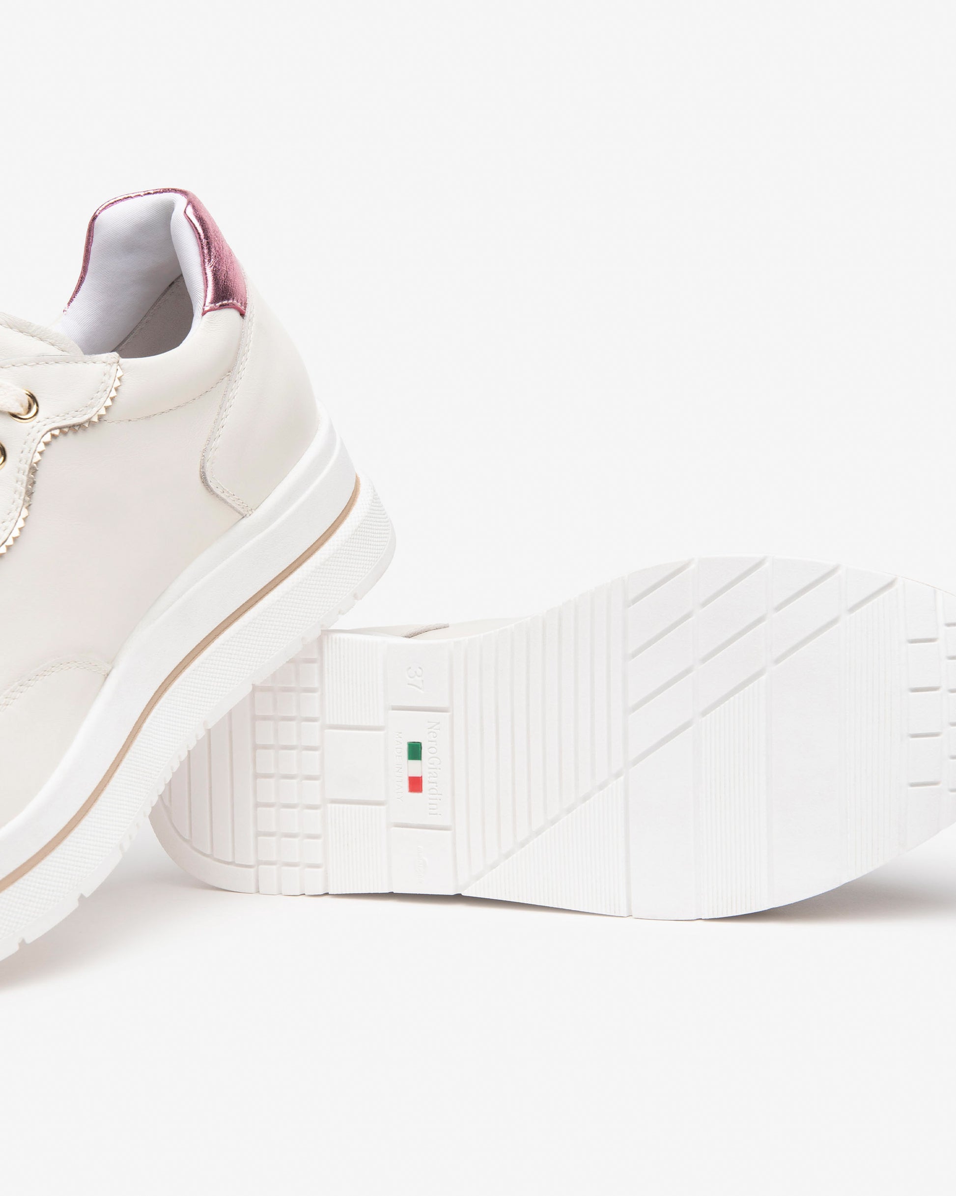 Dieser moderne Damen-Sneaker von NeroGiardini besteht aus hochwertigem Leder. Der 4,5 cm hohe Plateau-Absatz, die bequeme Passform und die innovative DryGo!®-Innensohle sorgen für ganztägigen Komfort und frischen Tragekomfort. Das elegante italienische Design verleiht jedem Outfit einen modernen, stilvollen Akzent.