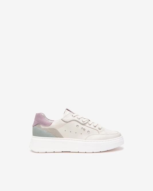 Diese edlen Damen-Sneaker von NeroGiardini in der eleganten Farbe Elfenbein bestehen aus einer hochwertigen Kombination aus Wildleder und Glattleder. Der 4 cm hohe Plateau-Absatz, die bequeme Passform und die DryGo!®-Technologie sorgen für ein angenehmes Tragegefühl – ideal für Alltag, Büro oder besondere Anlässe. Klassisch italienisch, stilvoll und funktional.