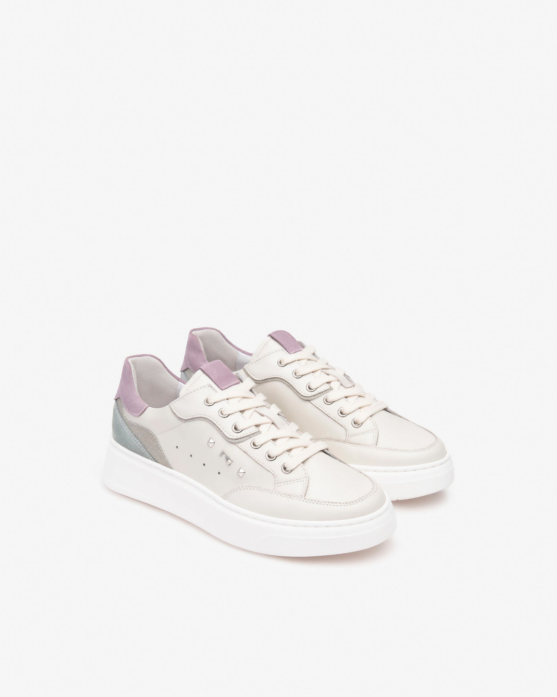 Diese edlen Damen-Sneaker von NeroGiardini in der eleganten Farbe Elfenbein bestehen aus einer hochwertigen Kombination aus Wildleder und Glattleder. Der 4 cm hohe Plateau-Absatz, die bequeme Passform und die DryGo!®-Technologie sorgen für ein angenehmes Tragegefühl – ideal für Alltag, Büro oder besondere Anlässe. Klassisch italienisch, stilvoll und funktional.
