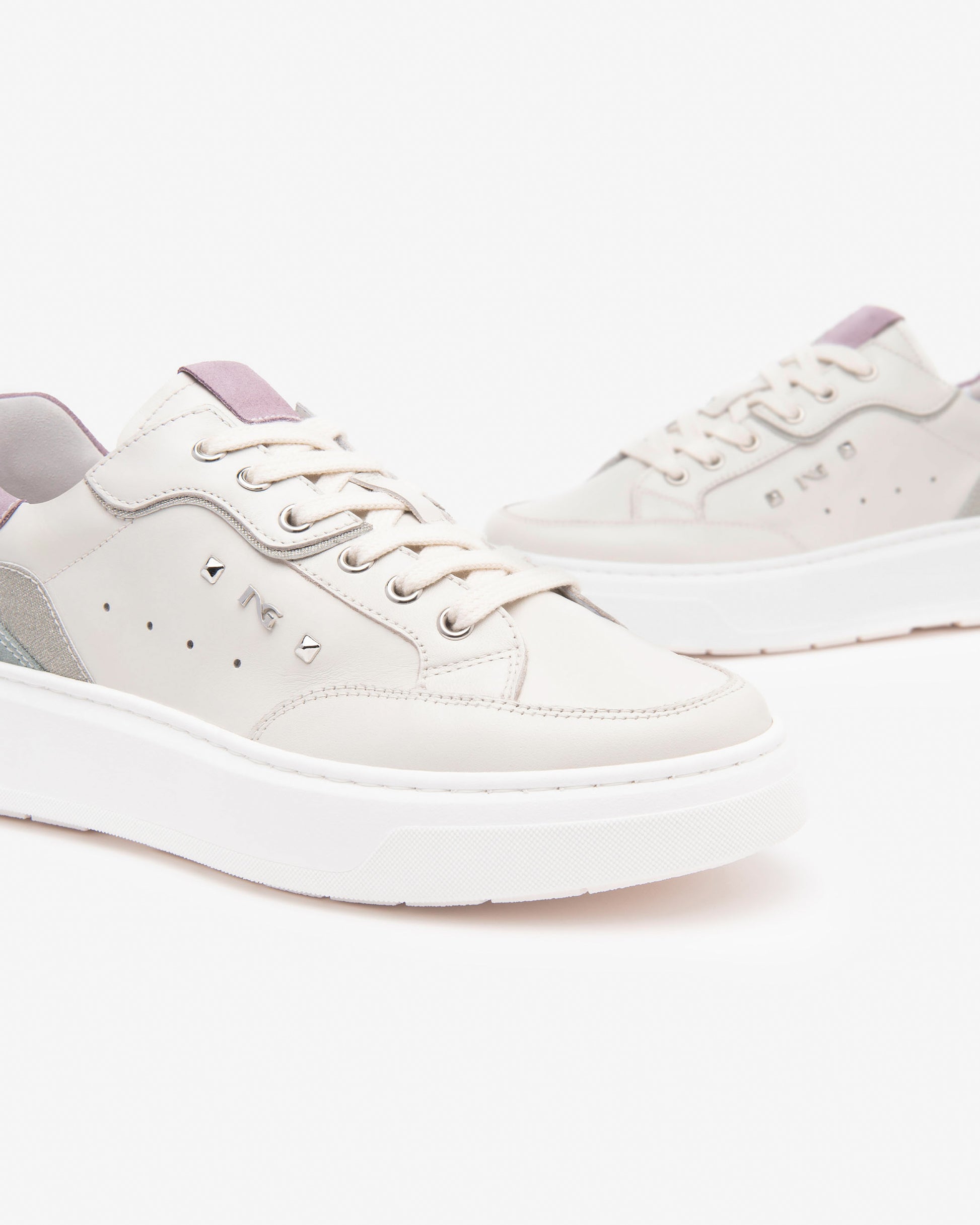 Diese edlen Damen-Sneaker von NeroGiardini in der eleganten Farbe Elfenbein bestehen aus einer hochwertigen Kombination aus Wildleder und Glattleder. Der 4 cm hohe Plateau-Absatz, die bequeme Passform und die DryGo!®-Technologie sorgen für ein angenehmes Tragegefühl – ideal für Alltag, Büro oder besondere Anlässe. Klassisch italienisch, stilvoll und funktional.