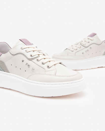 Diese edlen Damen-Sneaker von NeroGiardini in der eleganten Farbe Elfenbein bestehen aus einer hochwertigen Kombination aus Wildleder und Glattleder. Der 4 cm hohe Plateau-Absatz, die bequeme Passform und die DryGo!®-Technologie sorgen für ein angenehmes Tragegefühl – ideal für Alltag, Büro oder besondere Anlässe. Klassisch italienisch, stilvoll und funktional.