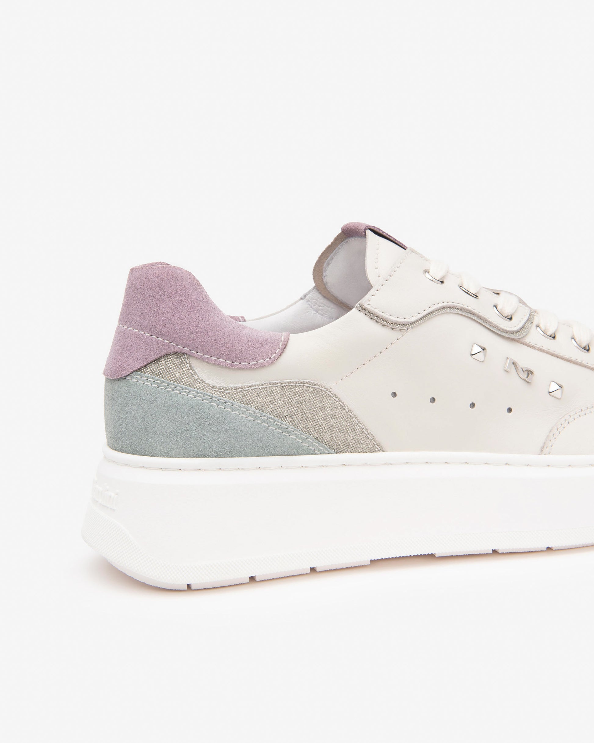 Diese edlen Damen-Sneaker von NeroGiardini in der eleganten Farbe Elfenbein bestehen aus einer hochwertigen Kombination aus Wildleder und Glattleder. Der 4 cm hohe Plateau-Absatz, die bequeme Passform und die DryGo!®-Technologie sorgen für ein angenehmes Tragegefühl – ideal für Alltag, Büro oder besondere Anlässe. Klassisch italienisch, stilvoll und funktional.