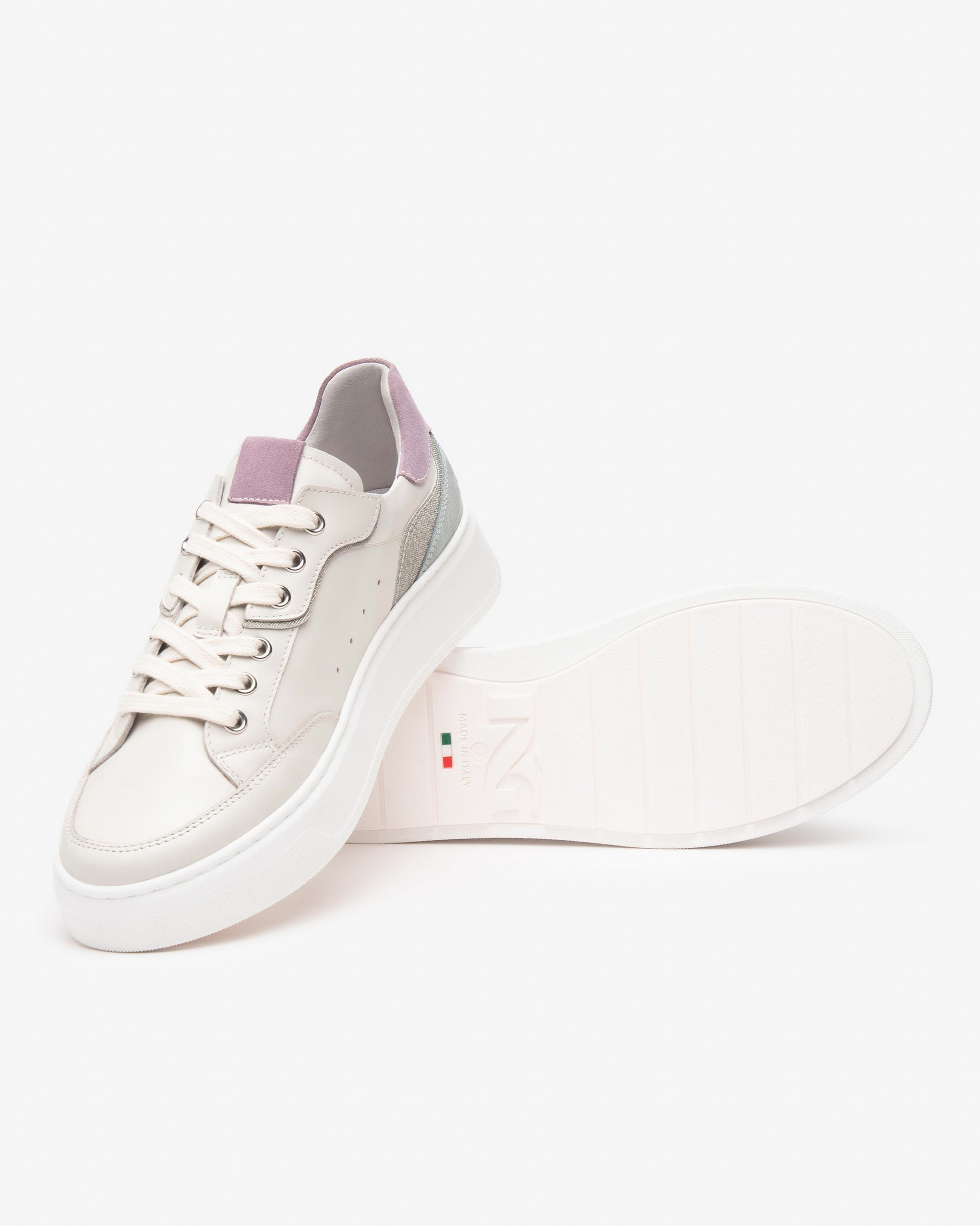 Diese edlen Damen-Sneaker von NeroGiardini in der eleganten Farbe Elfenbein bestehen aus einer hochwertigen Kombination aus Wildleder und Glattleder. Der 4 cm hohe Plateau-Absatz, die bequeme Passform und die DryGo!®-Technologie sorgen für ein angenehmes Tragegefühl – ideal für Alltag, Büro oder besondere Anlässe. Klassisch italienisch, stilvoll und funktional.