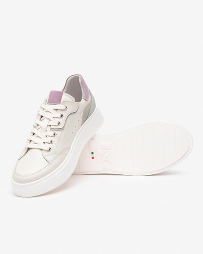 Diese edlen Damen-Sneaker von NeroGiardini in der eleganten Farbe Elfenbein bestehen aus einer hochwertigen Kombination aus Wildleder und Glattleder. Der 4 cm hohe Plateau-Absatz, die bequeme Passform und die DryGo!®-Technologie sorgen für ein angenehmes Tragegefühl – ideal für Alltag, Büro oder besondere Anlässe. Klassisch italienisch, stilvoll und funktional.