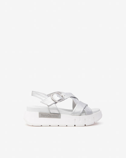 Diese eleganten Sandalen in Silber vereinen italienische Handwerkskunst mit modernem Design. Das hochwertige Leder, die bequeme Passform und das 4 cm hohe Plateau bieten stilvollen Komfort für jeden Anlass. Der Schnallenverschluss sorgt für sicheren Halt, das glänzende Finish setzt modische Akzente – perfekt für Sommerfeste, Bürolooks oder besondere Abende.