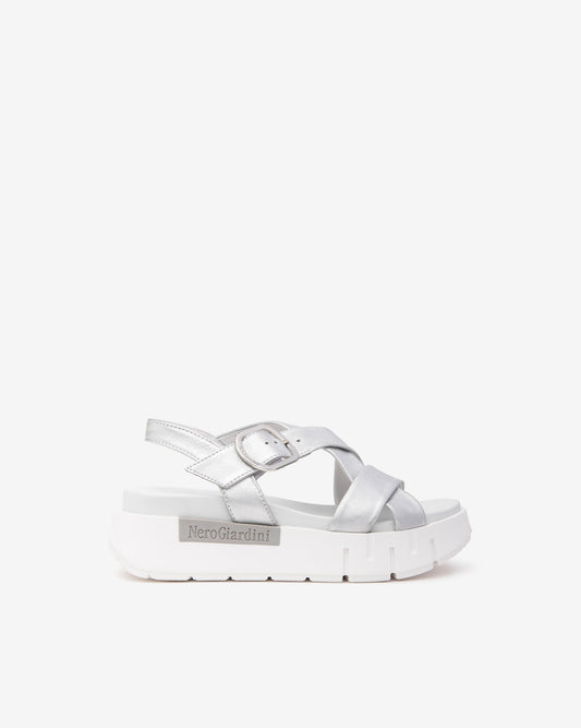 Diese eleganten Sandalen in Silber vereinen italienische Handwerkskunst mit modernem Design. Das hochwertige Leder, die bequeme Passform und das 4 cm hohe Plateau bieten stilvollen Komfort für jeden Anlass. Der Schnallenverschluss sorgt für sicheren Halt, das glänzende Finish setzt modische Akzente – perfekt für Sommerfeste, Bürolooks oder besondere Abende.