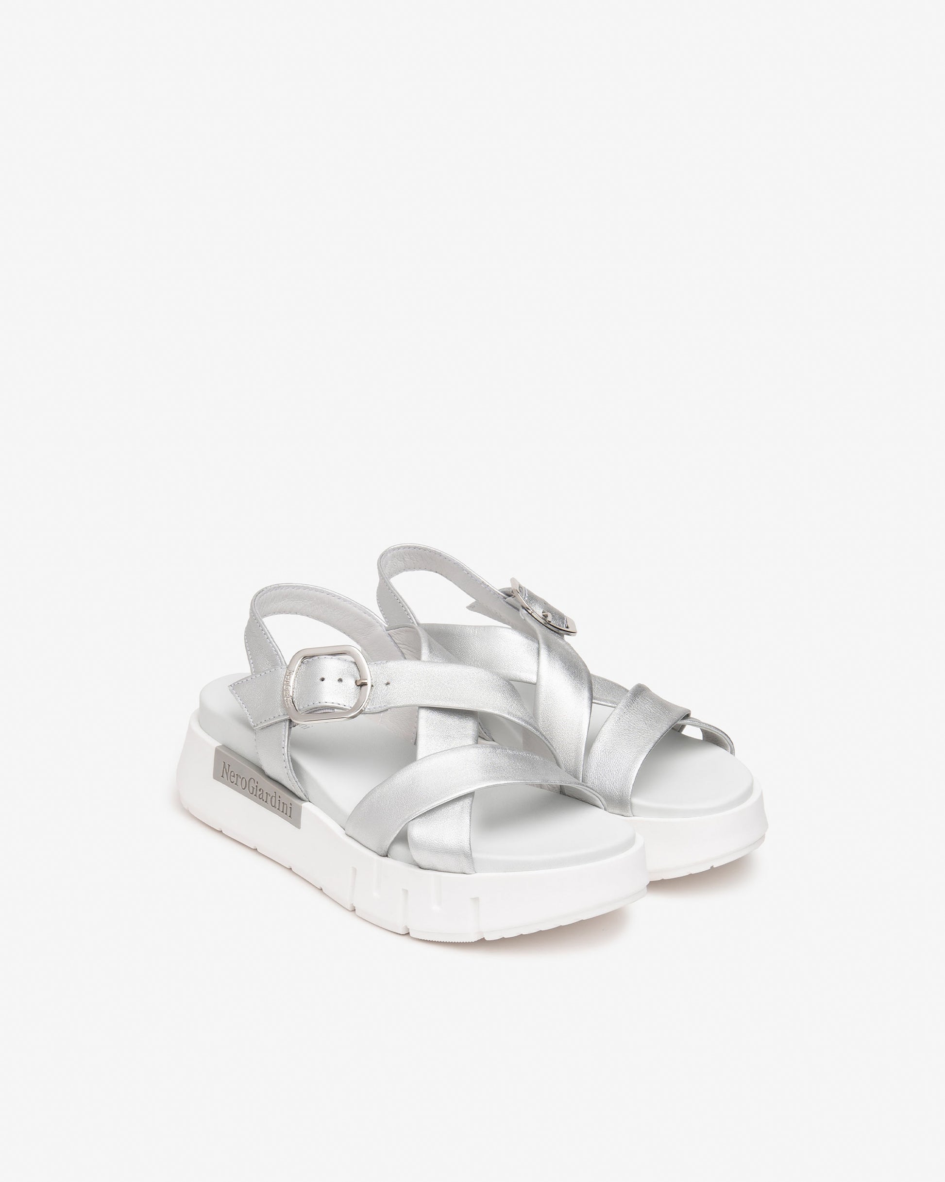 Diese eleganten Sandalen in Silber vereinen italienische Handwerkskunst mit modernem Design. Das hochwertige Leder, die bequeme Passform und das 4 cm hohe Plateau bieten stilvollen Komfort für jeden Anlass. Der Schnallenverschluss sorgt für sicheren Halt, das glänzende Finish setzt modische Akzente – perfekt für Sommerfeste, Bürolooks oder besondere Abende.