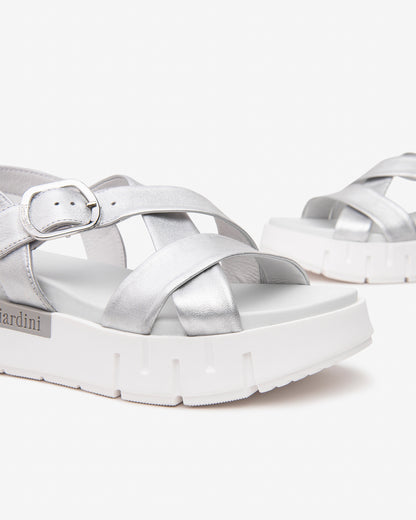 Diese eleganten Sandalen in Silber vereinen italienische Handwerkskunst mit modernem Design. Das hochwertige Leder, die bequeme Passform und das 4 cm hohe Plateau bieten stilvollen Komfort für jeden Anlass. Der Schnallenverschluss sorgt für sicheren Halt, das glänzende Finish setzt modische Akzente – perfekt für Sommerfeste, Bürolooks oder besondere Abende.