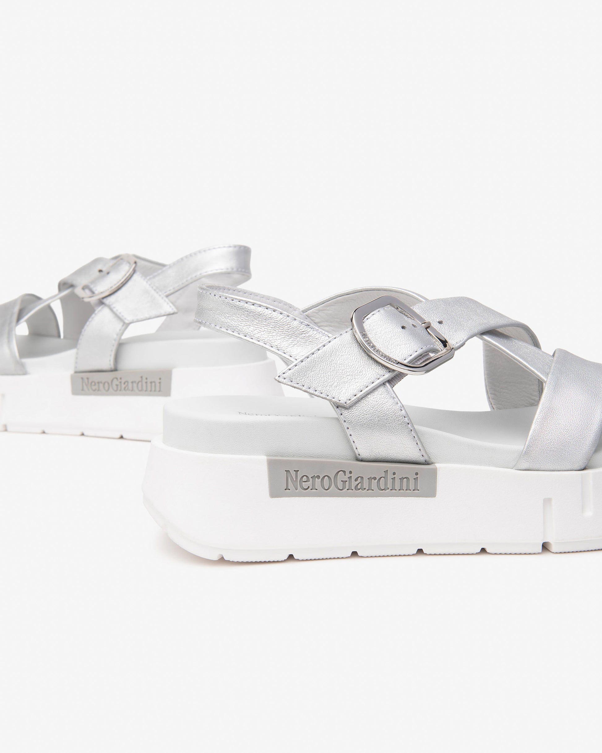Diese eleganten Sandalen in Silber vereinen italienische Handwerkskunst mit modernem Design. Das hochwertige Leder, die bequeme Passform und das 4 cm hohe Plateau bieten stilvollen Komfort für jeden Anlass. Der Schnallenverschluss sorgt für sicheren Halt, das glänzende Finish setzt modische Akzente – perfekt für Sommerfeste, Bürolooks oder besondere Abende.
